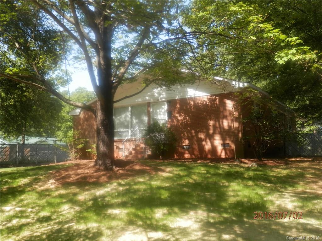 Ranch with Hardwoods throughout. New Counter Top. Beautiful Stove and Frig. Included. Ceiling Fans in Every Room. Fresh paint throughout. Clean Clean Clean. New Blinds. Large Bedrooms and Bath. Master w/ Half Bath. Washer / Dryer included. Quiet Street. Window unit to be installed in L/R @lease signing.

Applicants income / 3 times rent. Credit score of 580 above. 2yr job history. No Evictions or Judgements from Previous Rental Agencies or LandLords.  Medical and Student Loans not considered.