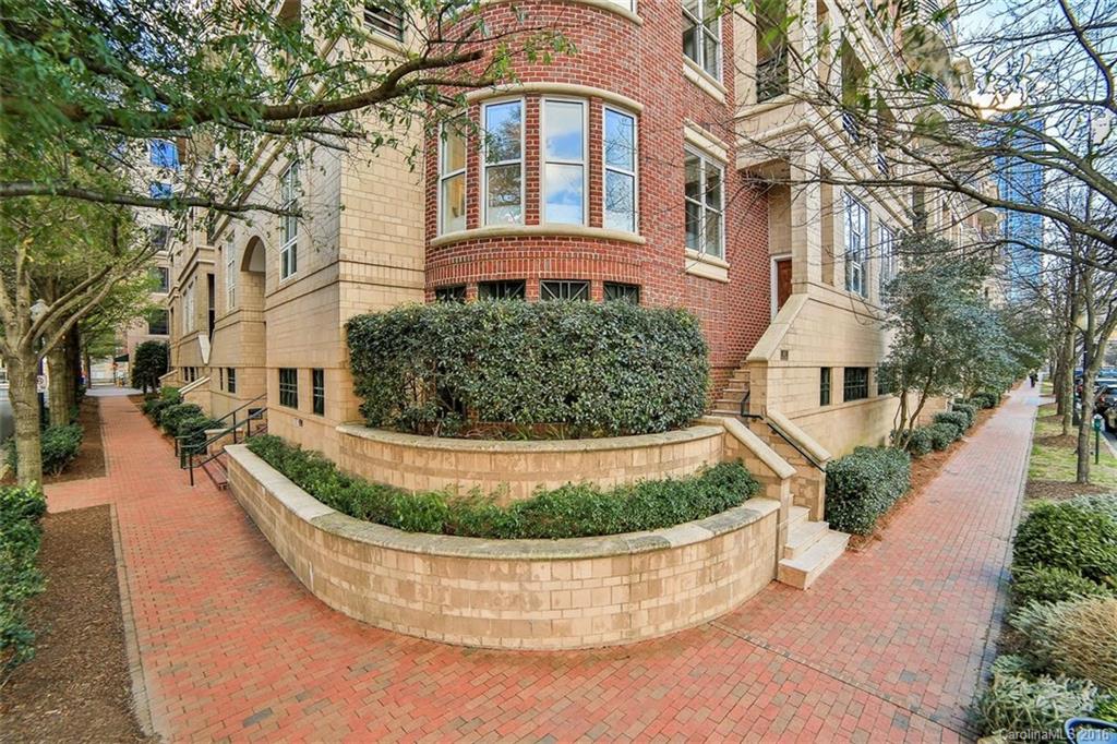 Rare opportunity to own 3 bed/optional 4th, 2.5 bath end unit condo in desirable 400 N Church. Completely updated in 2012/2013 with 36 inch dual fuel Wolf Range, subzero fridge/freezer, granite counter tops, hardwood floors. Open concept floor plan full of natural light. Den with built in wet bar, double drawer freezer,refrigerator, wine fridge, ice maker, marble floors. Bathrooms with custom tile, granite counter tops and rain shower heads. Storage unit and garage parking included.