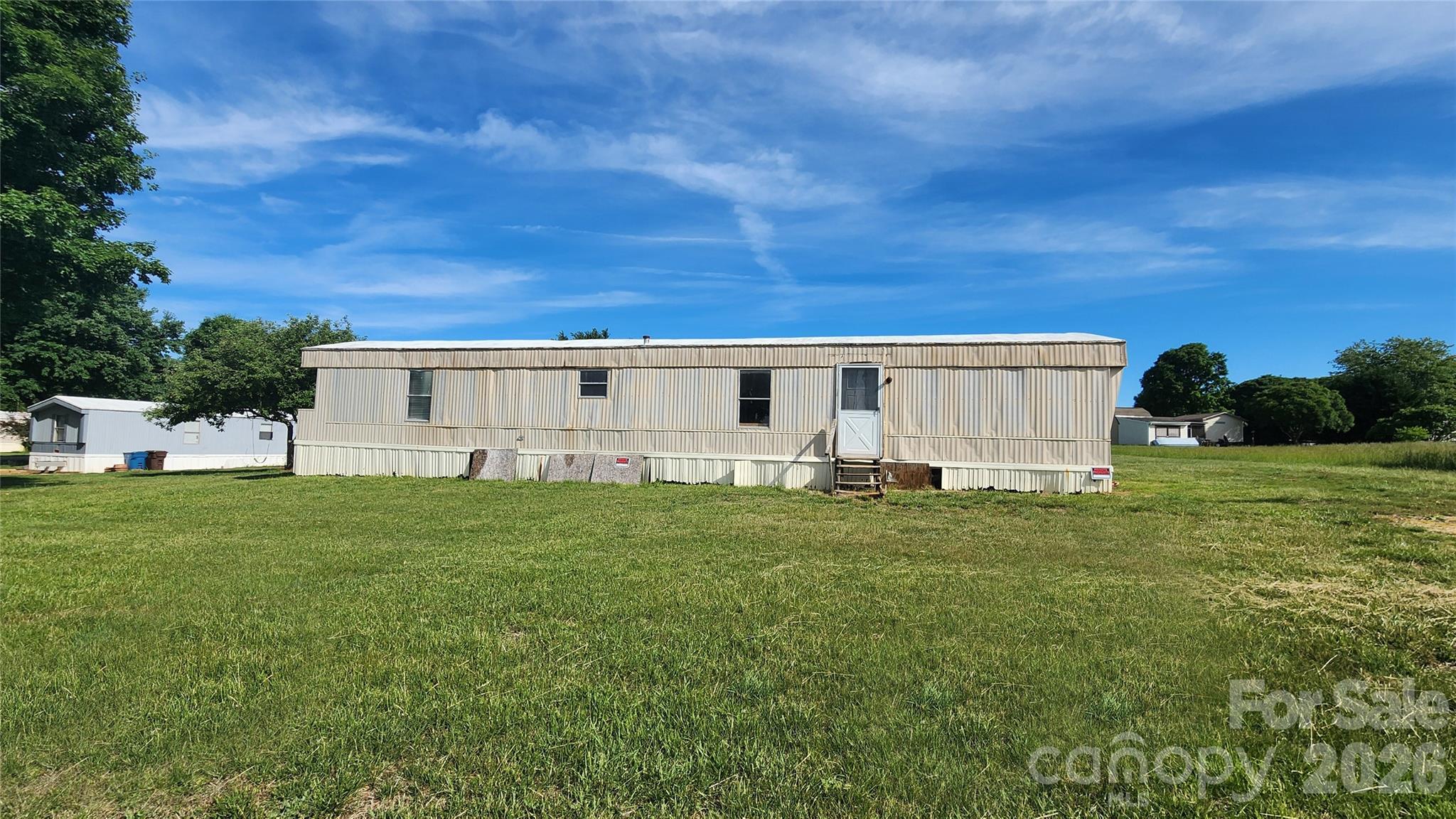 Investors Opportunity! 2 bed 2 bath singlewide that needs a renovator. Perfect for a great starter home on a nice level lot. Priced to sell! Close to 321 for quick access to Hickory, Newton, Maiden and Lincolnton.