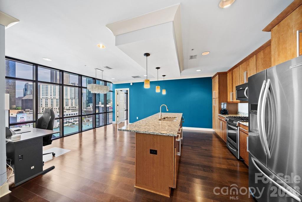 Uptown living at its finest! Here's your opportunity to own a corner unit featuring some of Charlotte's best views with tons on amazing amenities. Upon entering you'll find floor to ceiling windows, in both the living area and the bedroom. Unit features an open floor plan, perfect for entertaining and an updated kitchen! Building amenities include a fitness center, party room, and movie room. Minutes from Spectrum Center, Bank of America Stadium and everything else uptown Charlotte has to offer.