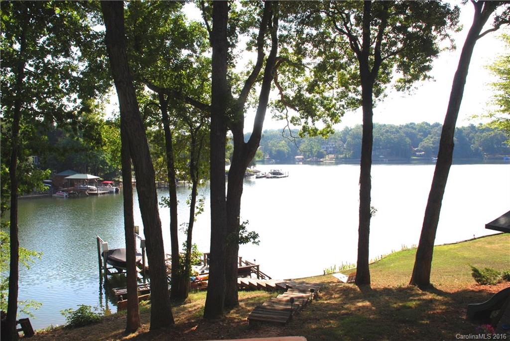 WATERFRONT Rental in Tega Cay, SC on Lake Wylie. 3 beds plus 4th room with a Queen bed. Beautiful lake views! Fully Furnished including linens & dishes. Expansive deck across back of house from kitchen, great room & master. Hardwood floors on main. Master on main, walk in shower, jacuzzi tub. Gourmet kitchen with granite & stainless, island & dining table. Lower level bonus. Bedrooms on Main: Master w/King, Queen bed, Lower:1 Queen bedroom & bedroom with 2 twins. Avail Sep 1, 2017-Jan 2, 2018.