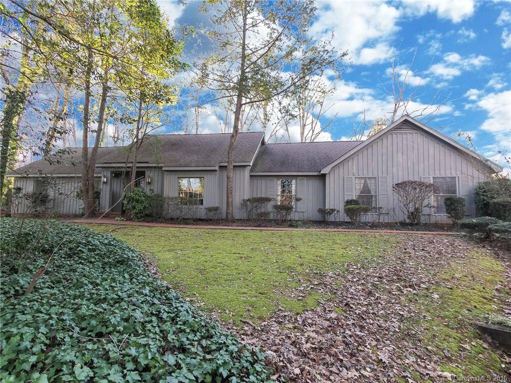 Spacious living in this large ranch style home located on the 7th fairway of the golf course and the main drive of community.  Enjoy the views of the course and wooded surroundings in prestigious & amenity-rich River Hills Plantation.  Easy commute to Charlotte!