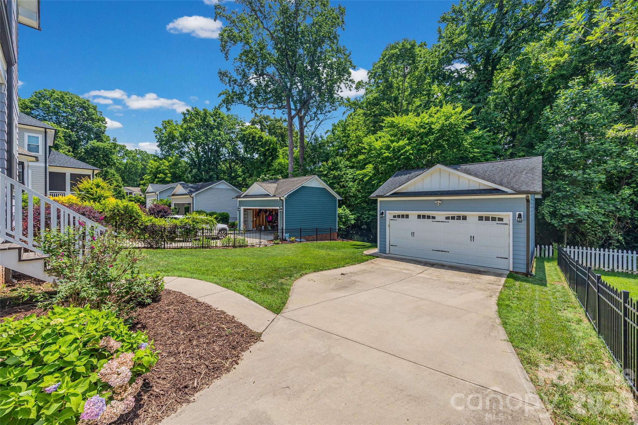 The Oaks at Midwood - Residential