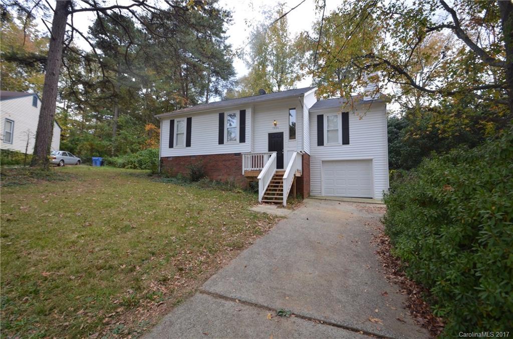Nice 3 Bedroom 2 Bath House in Mint Hill! Large Cul-de-sac Lot! Fenced Backyard! Large Back Deck!