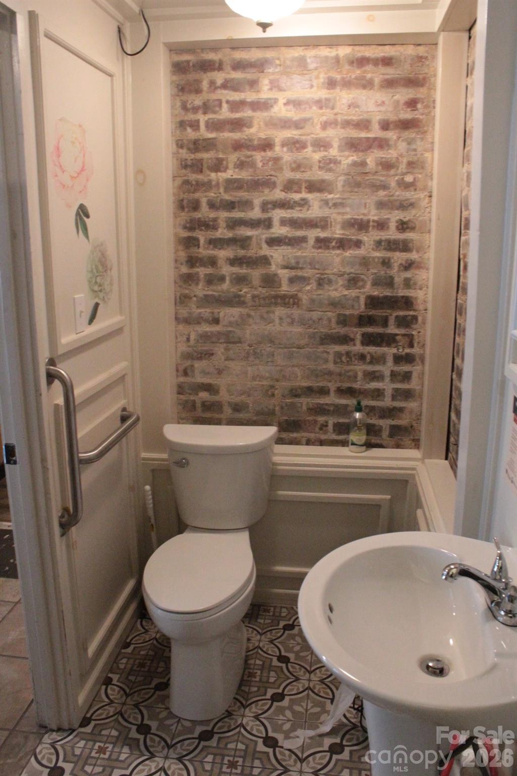 Main image without alt text