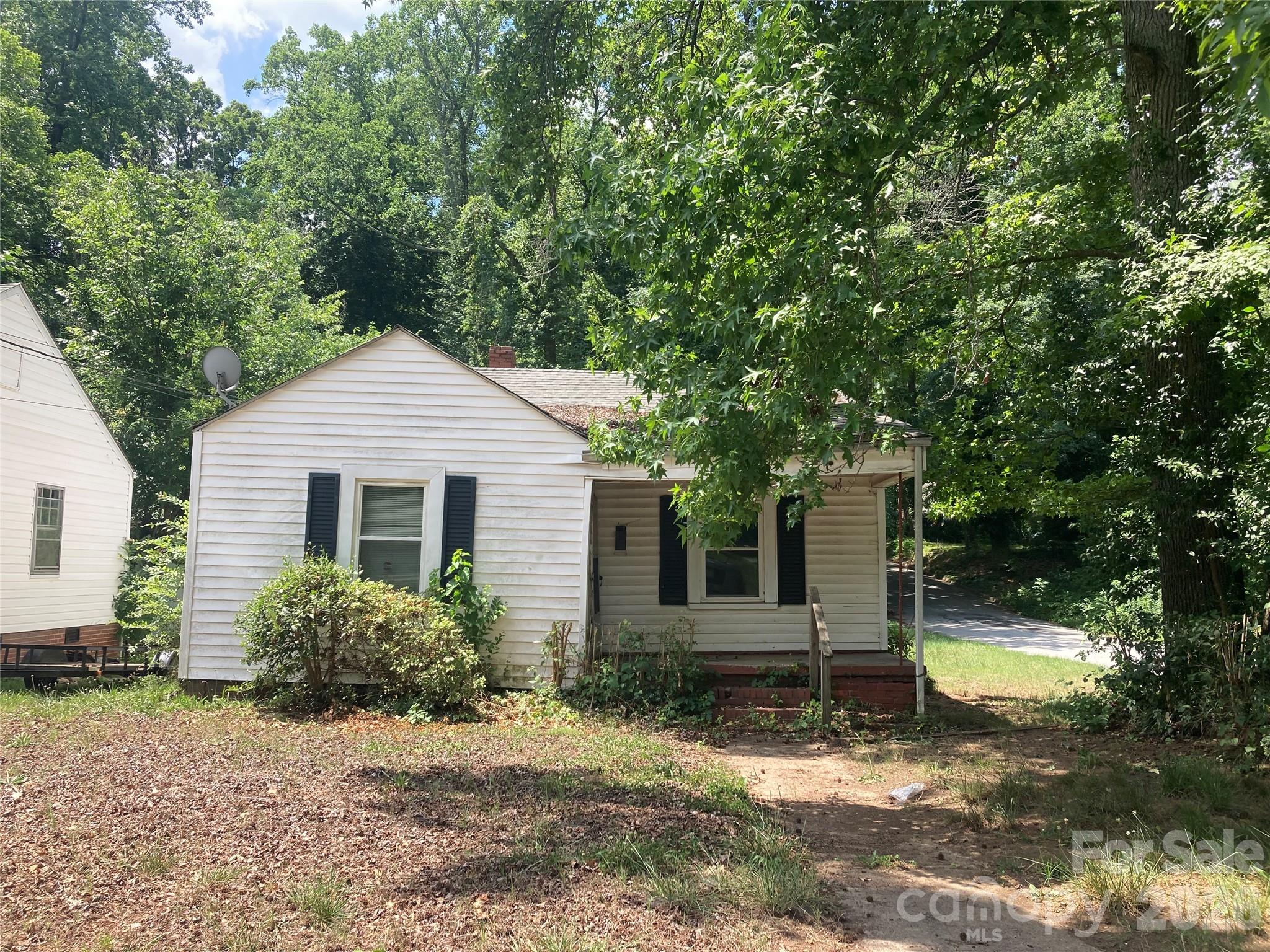 Don't miss this investment opportunity! This 2-bedroom, 1-bath home sits on a corner lot and is priced at just $80,000. Conveniently located near the VA Medical Campus with quick access to Jake Alexander Blvd. and I-85, making it an attractive option for commuters and tenants alike.
Schedule your showing today and explore the potential this property has to offer!