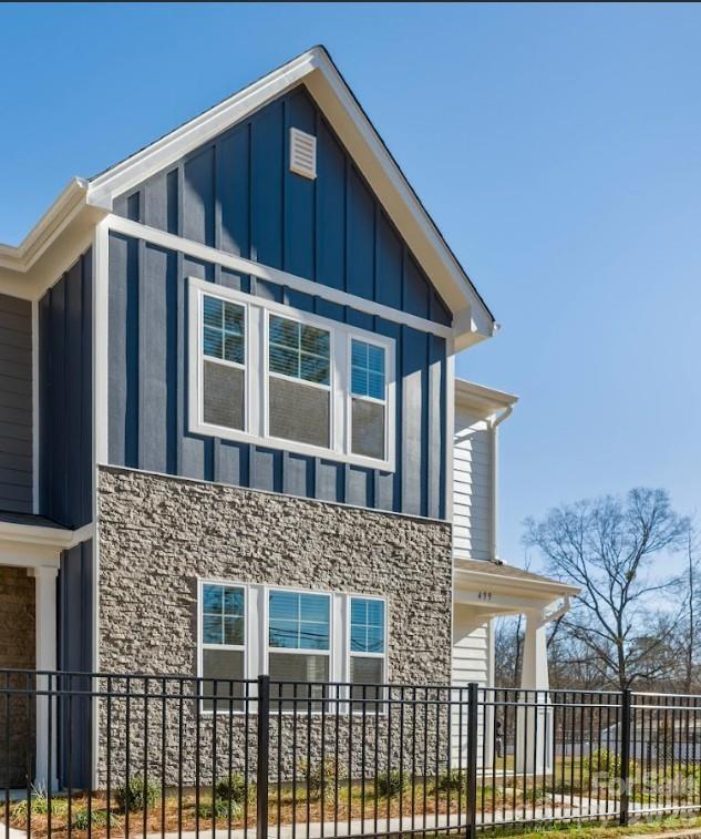 100% FINANCING AVAILABLE! 2 CAR GARAGE TOWNHOME WITH WASHER, DRYER, FRIDGE, BLINDS INCLUDED. 3 spacious bedrooms, loft & 2.5 baths. The main level is designed with a convenient drop zone entering from garage. The kitchen features 42” cabinets with granite counter tops and an oversized breakfast bar, overlooking the living area, great for everyday living or entertaining. The upper level offers an Owner’s Suite designed with a huge walk-in closet and an ensuite bathroom featuring dual sinks and a walk-in shower, in addition to the spacious secondary bedrooms All these convenient features with a fantastic location in Gastonia just of the Franklin Urban Sports & Entertainment (FUSE) Downtown Gastonia. Sierra Ridge is just minutes from Charlotte, .06 miles from I-85 Exit 13, 23 minutes to Charlotte Douglas International Airport, 33 minutes the Queen City, making commutes from Sierra Ridge a breeze for both work and play! Opportunity you don't want to miss to make your dream home a reality!