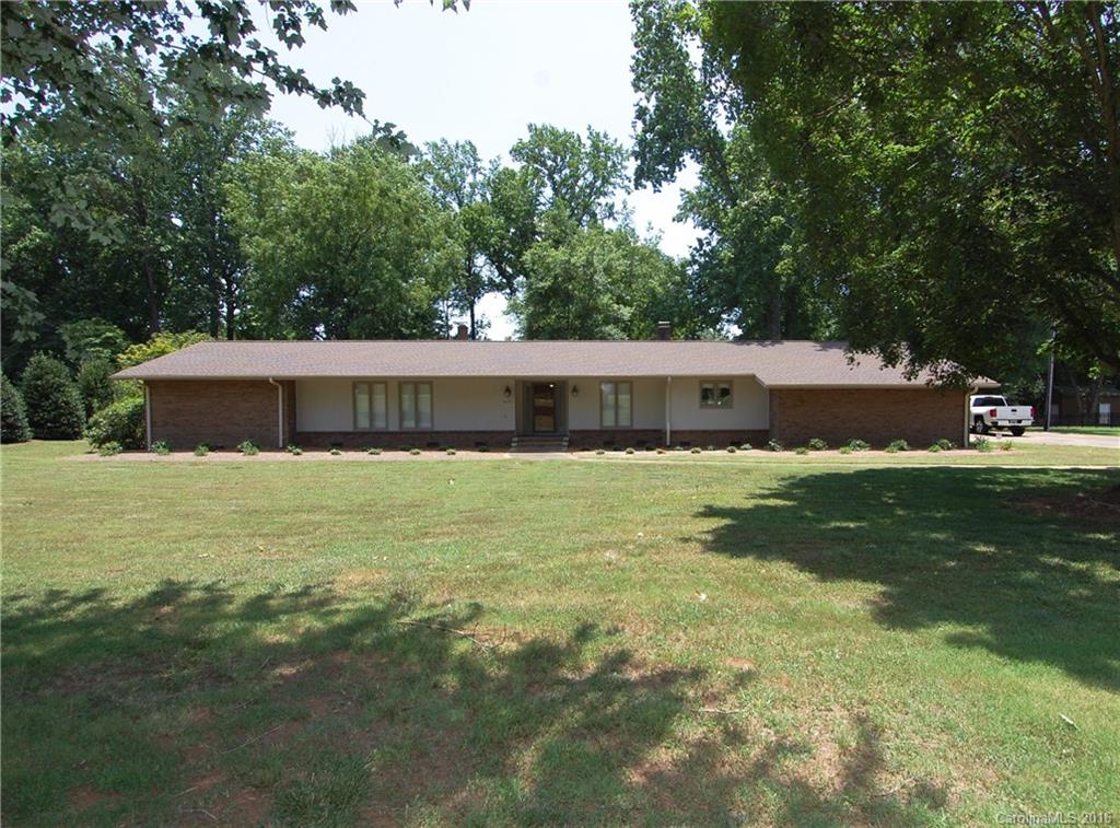 Amazing ranch style home located on Fairway Dr. This home needs a little TLC but will make the perfect home. Spacious bedrooms. Rinnia tankless hot water heater. Large 1 acre lot. Design this home to be your dream home!