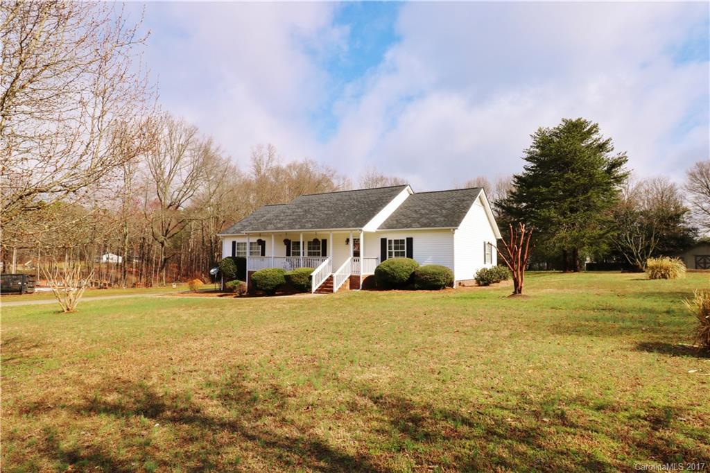 Beautiful Inside and Out! Meticulously maintained home on 1 Acre. This is country living at its finest! Home has new Carpet, Paint, and Tile in the kitchen! Open concept floor plan with split bedroom layout. Relax and Entertain on the back Porch that overlooks the beautiful private back yard. Master suite that includes walk in closet, Double Vanity, Garden Tub with separate shower.