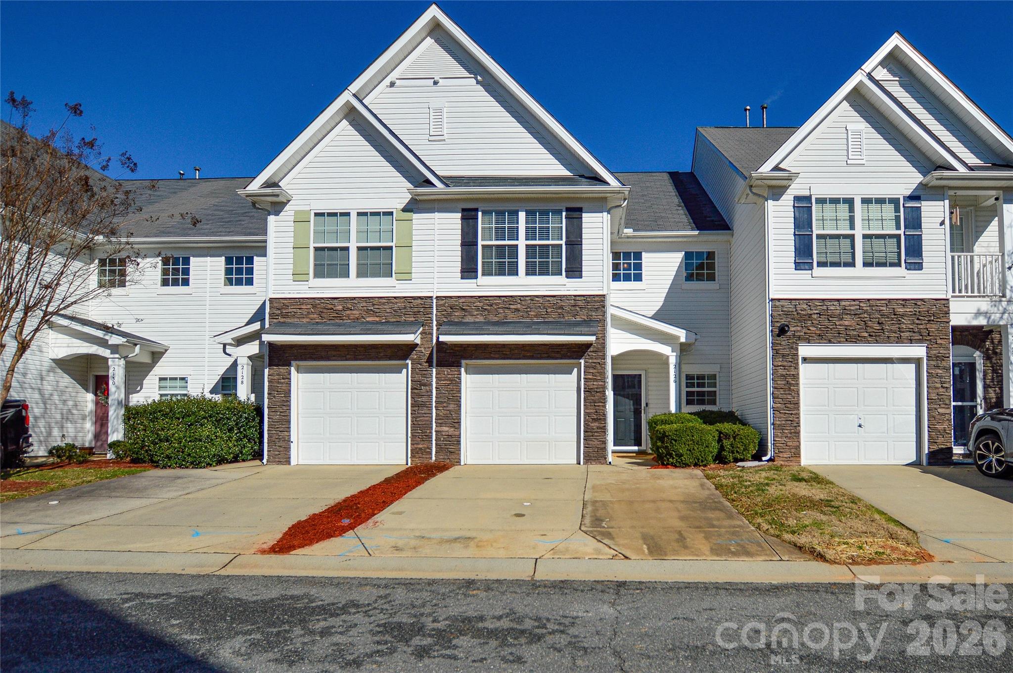 Welcome to this well-maintained townhouse in the Harpers Mill community, offering a comfortable, low-maintenance lifestyle with convenient access to shopping, dining, and nearby Lake Wylie amenities.
A two-story foyer creates an inviting entry, leading into an open-concept main level designed for both everyday living and easy entertaining. The main floor features a spacious living area, a convenient powder room, and a thoughtfully designed kitchen complete with a large island, ample cabinetry, and countertop seating. The adjoining dining area is filled with natural light and overlooks the backyard.
Step outside to a covered rear patio—an ideal setting for outdoor dining or relaxing—along with a fully fenced backyard that adds flexibility for a variety of uses. Upstairs, the primary suite offers a private retreat with an en-suite bathroom and walk-in closet. Two additional bedrooms, a full bathroom, and a conveniently located laundry closet complete the upper level.
Residents of Harpers Mill have access to community amenities, including an outdoor pool.
Recent updates provide added value and peace of mind, including carpet replacement and kitchen backsplash (2020), dishwasher (2021), and updated stove and HVAC system (2024).
This property also includes HOA guidelines, including limits on rental units within the community.
