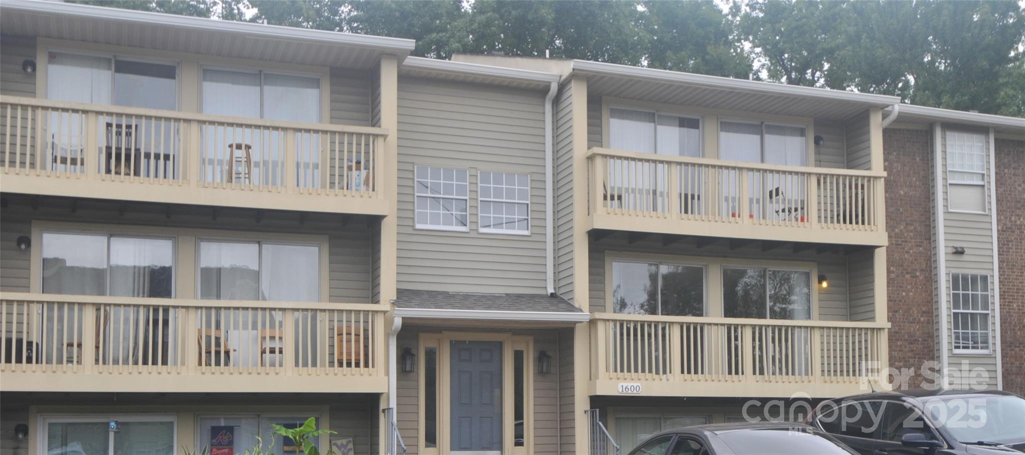 Condo with 3 bedrooms / 2 baths on 3rd floor with tile and laminate wood flooring. Kitchen has tile backsplash; breakfast bar; open floor plan; both the bathtub and shower surrounded by tile. Patio doors to Balcony and all windows equipped with blinds. Washer/dryer included along with the refrigerator. 2 parking permits provided for 2 parking spaces. Location is within walking distance to UNCC, close to public transportation, the Light Rail Station, close to shopping (3 miles to IKEA & 7 miles to Concord Mills) and restaurants with easy access to I-485 and I-85. GREAT INVESTOR OPPORTUNITY - Owner has several other units if investor building a portfolio! No rental cap in this community....