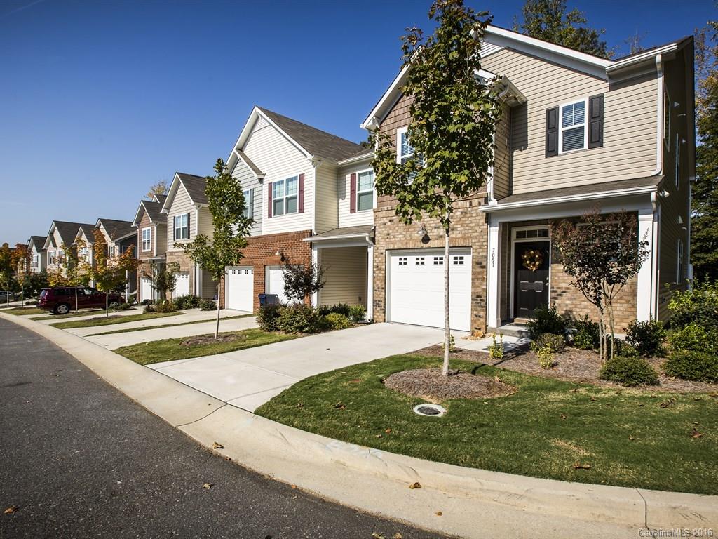 Amazing private end unit location w/beautiful brick veneer & vinyl siding. Wide open floor plan! Immaculate, roomy & light w/gorgeous hardwood floors down. Gourmet kitchen w/stainless steel appliances. Excellent location near schools, shopping & Lake Wylie & I77! Absolutely perfect inside & out!