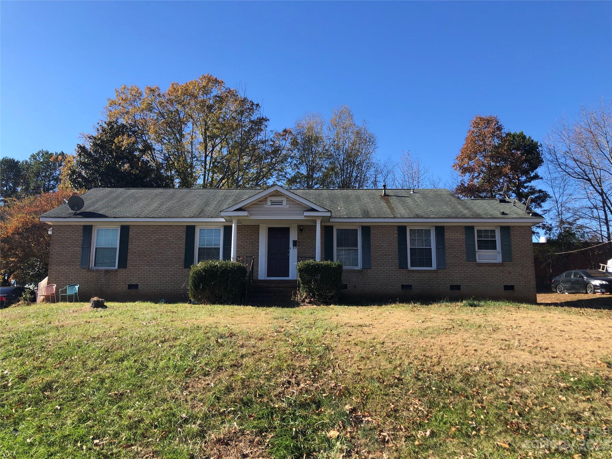 Freshly updated duplex.  New luxury vinyl plank flooring throughout.  Close to public transportation.  Walk thru video available upon request.