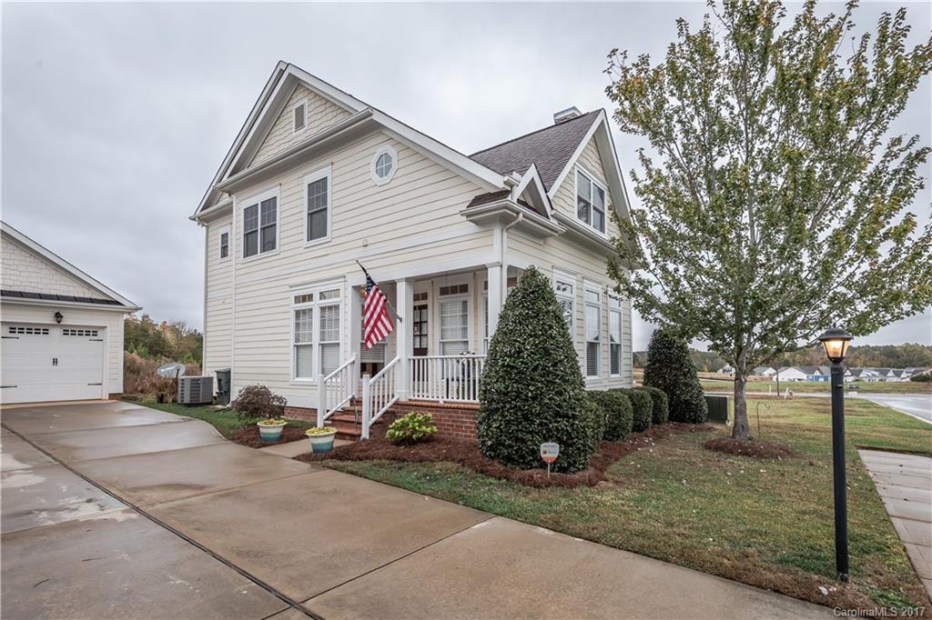 Adorable Charleston-style home w/ side front entrance features master on main! Great Rm with gas FP, Dining, Hardwoods, Built-in bookcases! Master offers separate shower, dual vanity, Jacuzzi tub. Spacious 9 ft ceilings on main. Open concept. New carpet. Kitchen granite counter tops, SS appliances & glass cabinets. Upstairs has loft, 2 bedrooms each w/ private bath, laundry room. 2015 HVAC system. Community has marina, walking trails, pool, tennis courts, lake privileges & golf course amenities.