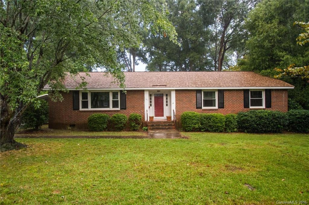 Awesome location in the heart of Fort Mill, walk to town! Home is being sold As/Is
Approx. 2000 total sq ft under roof.