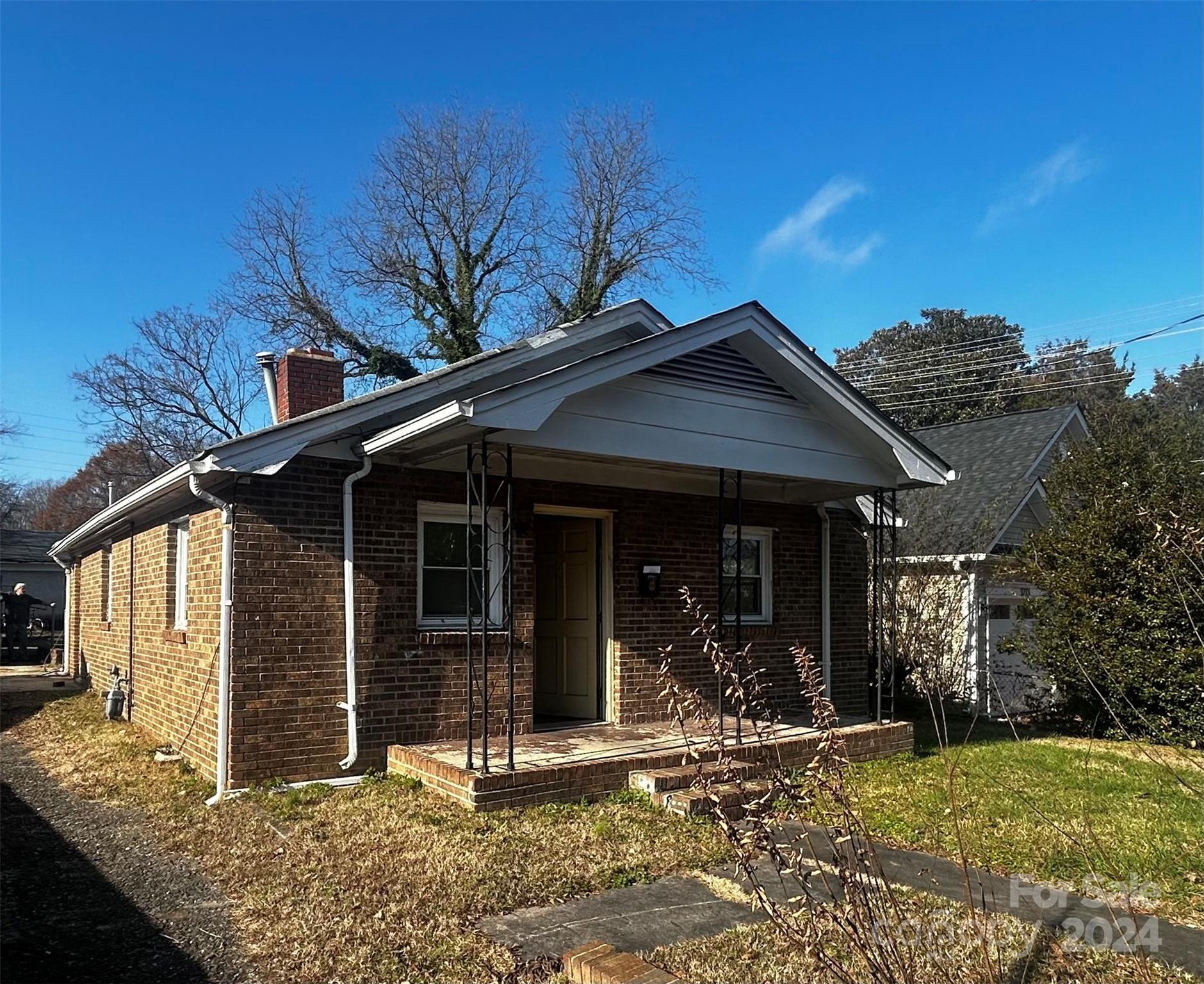 This 3-bedroom, 1-bathroom home is perfect for an investor or a homeowner willing to put in some work to make it shine. With a carport, a garage ideal for storage, an open kitchen and dining area, and generously sized bedrooms, this property has great potential. While it needs some TLC, it’s a fantastic opportunity to add value and create a comfortable living space or an income-generating property. Whether you’re looking for your next project or a place to call home, this house is worth a look!