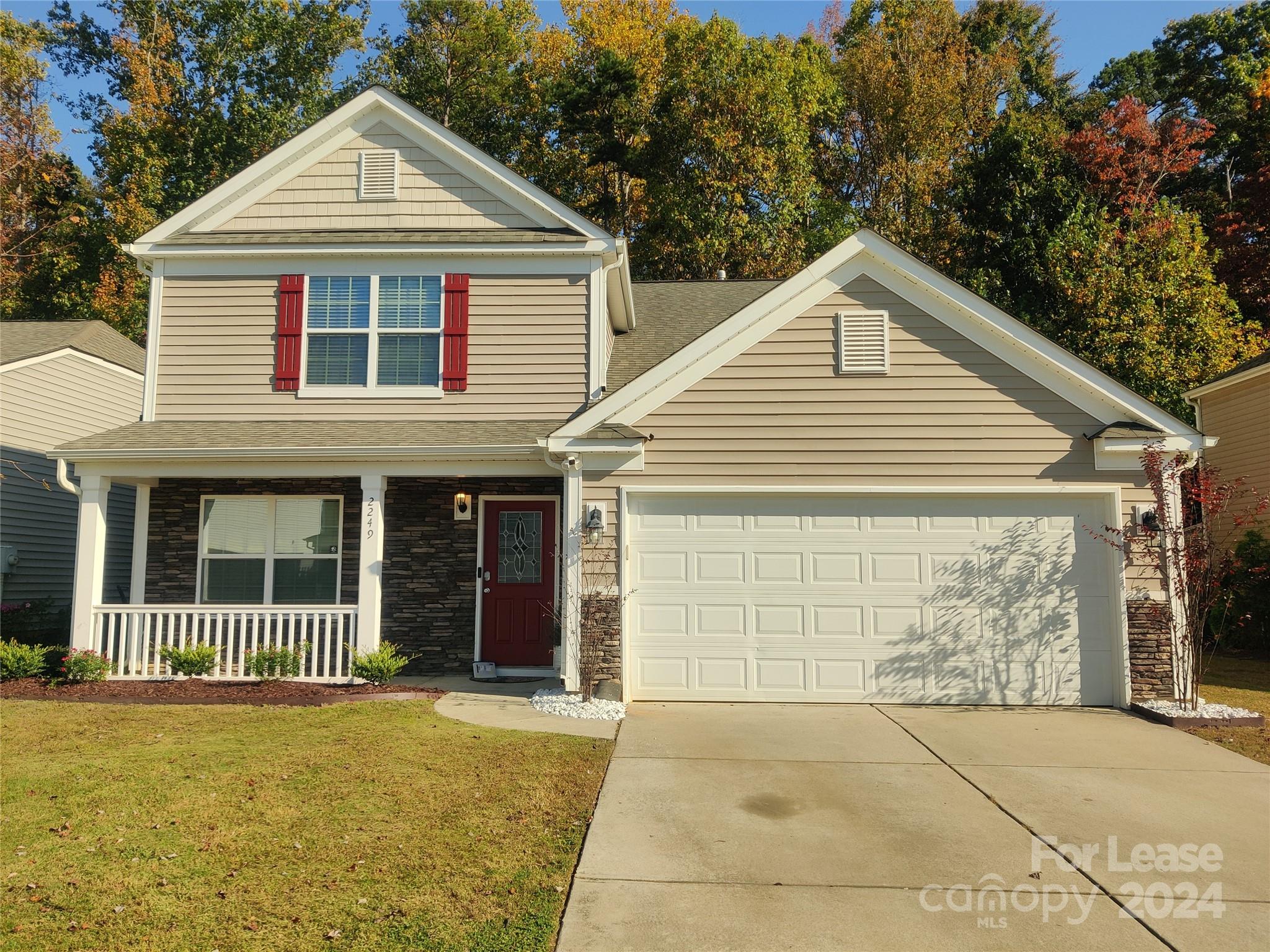 Master Suite on main – GREAT Reid Pointe Subdivision – Community Pool. Cozy & Luxury, all in one! Thrive in this freshly refinished Reid Pointe home! Enjoy an inviting Chef’s kitchen with GE double ovens, flat top range, and deep sink! Walk into beautiful Italian marble flooring in the dining room and hard wood styled tile flooring in the hallways and kitchen. Beneath the stairs hides a private study nook with sliding door. Recently upgraded carpets, paint, and master closet! The upstairs hosts a 2nd living room/loft and 3 bedrooms, the largest of which is oversized with 2 closets! This private lot has a wooded area in the back and an open/cleared lot across the street with community provided pet waste station. 2 Car garage also comes with extra shelves for storage. Great spot for dog owners! Location is spectacular – minutes from downtown Fort Mill, Ballantyne, Red Stone & much more!