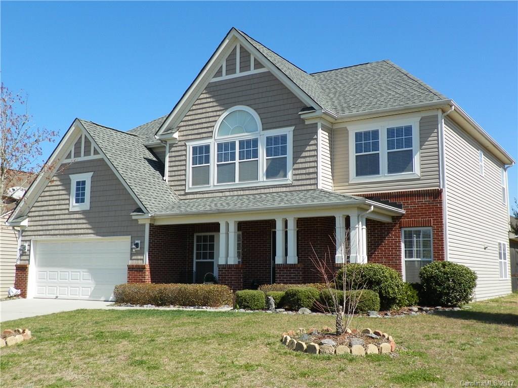 !!! MAC DADDY LARGE FAMILY HOME IN PRISTINE CONDITION !!!  1st floor guest suite / Dining Room has wood floors that extend to Designer Kitchen with Corian countertops & breakfast + doors to enclosed patio / 19x15 Family with Gas FP & 11' Ceilings / 1st floor Guest Suite / HUGE Master Bedroom with volume ceilings, Tile Master bath with Tile shower & garden tub + 17' walk-in closet / Bonus Room with dual twin windows & Wood floors / 1 year home warranty for New Owners / Hickory Ridge Schools #1