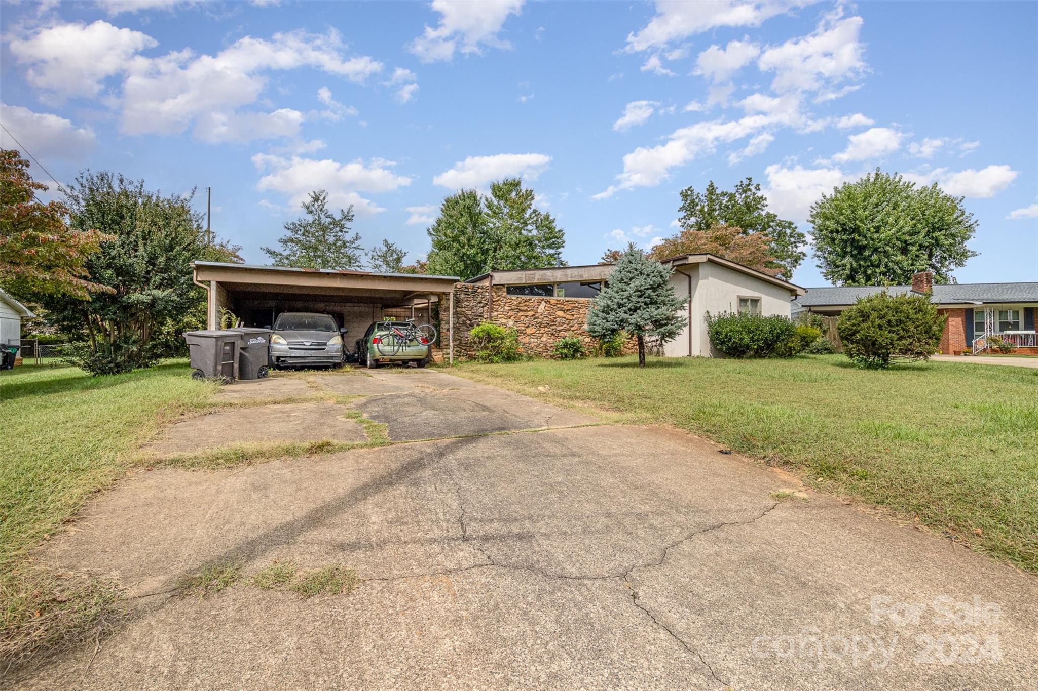 Priced to sell quickly, 913 Thomas St in Statesville offers a fantastic investment opportunity! This 1-story home features 4 bedrooms and 2 full bathrooms, perfect for a buyer ready to bring their vision to life. While the home needs work, it has tremendous potential with fully renovated comparable properties selling for much more. The large living room with natural light is ideal for entertaining, and the home's eclectic floorplan offers flexibility. Enjoy the convenience of easy access to I-40, close proximity to I-77, and nearby Northview School. With no HOA or rental restrictions, this home is ideal for fix & flip or fix & hold investors. Don’t miss out on this opportunity—schedule your appointment today and contact the listing agent for more details!