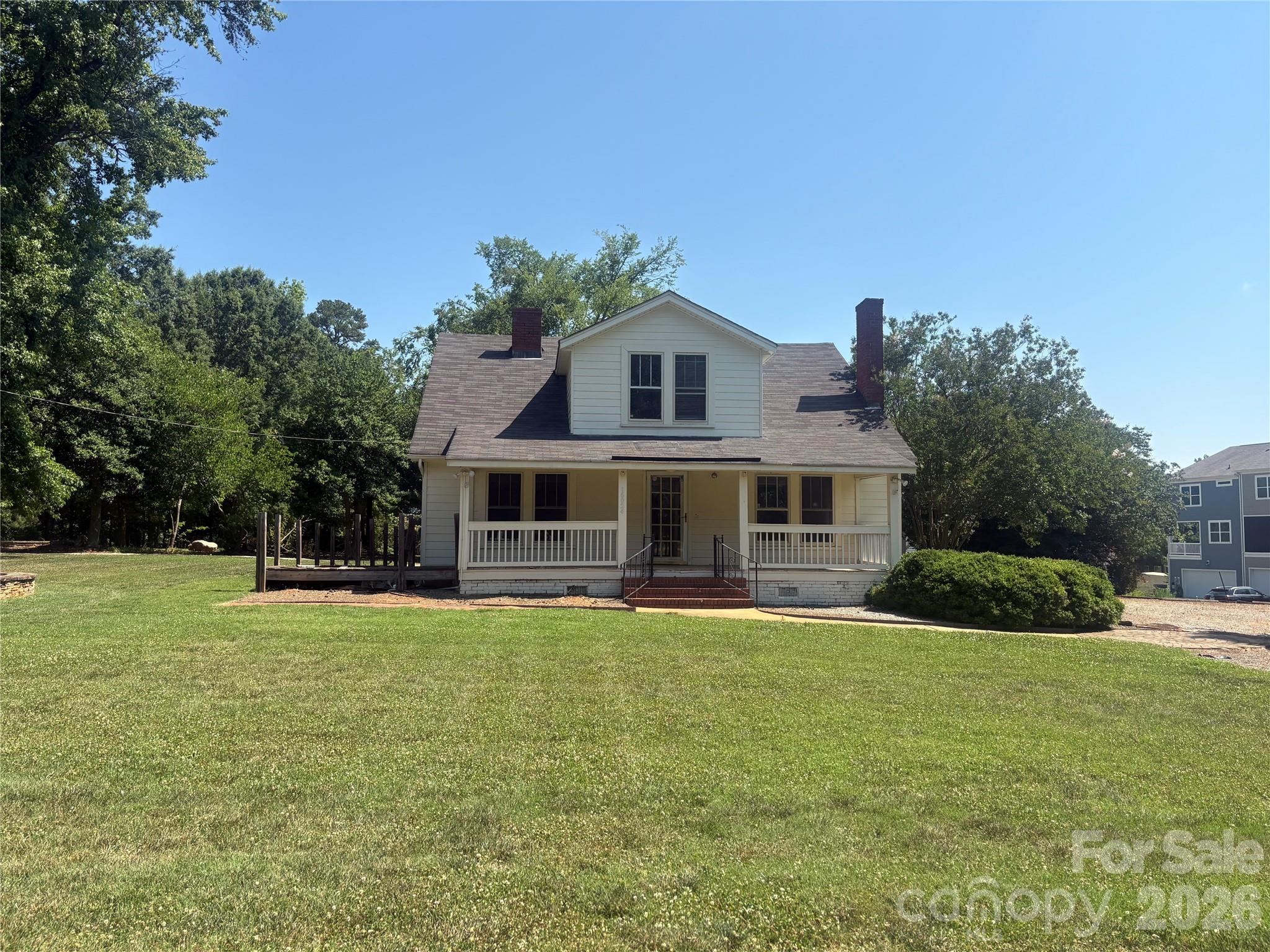 INCREDIBLE OPPORTUNITY to snatch up large tract in DAVIDSON, NC of up to 4 acres with existing 2,000 SQFT original farm home. NEW HVAC but rehab necessary after that!
Sits at the Entrance to The Summers Walk Neighborhood on Davidson-Concord Rd.
MUST SEE to appreciate.