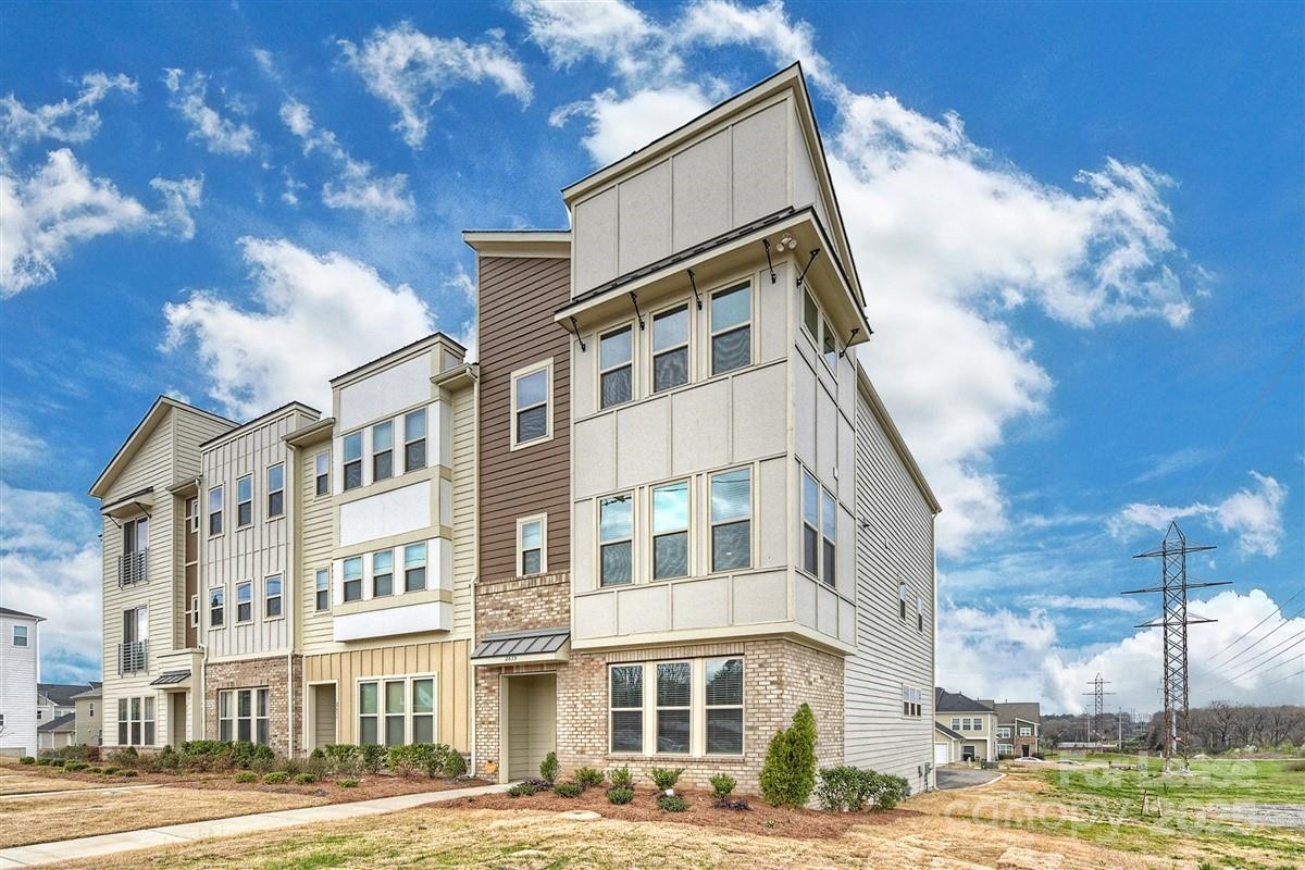 Stunning 4-Bedroom End Unit Townhome Just Minutes from Uptown!
Welcome to this beautiful and spacious end unit townhome located less than 2 miles from Uptown! This bright and open home features 4 generously sized bedrooms and 3.5 bathrooms, offering plenty of space for comfortable living and entertaining. Step into the open-concept main level, where you'll find a massive kitchen outfitted with quartz countertops, stainless steel appliances, a gas range, and an oversized island perfect for gatherings. The kitchen flows seamlessly into a spacious living room and dining area, creating a warm and inviting atmosphere.
Additional highlights include: Attached 2-car garage. End unit privacy and natural light. Modern finishes throughout
Whether you're looking for proximity to city life or a stylish, move-in-ready home, this townhome checks all the boxes.