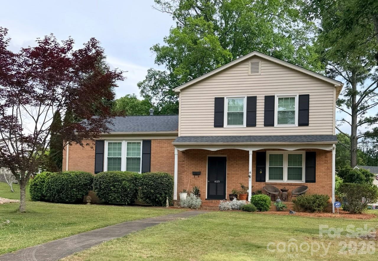 This property is ready for new owners!  The split-level house offers 3 bedrooms and 2 baths and a fenced in back yard.  Tucked away in one of South Charlotte’s most popular in-town neighborhoods with no HOA, this home in Ashbrook is convenient to everything Charlotte has to offer yet you have a .26 acre lot. This classic 1960’s brick house has tremendous potential if modernizing is your desire and the property has the road frontage perfect for a custom new build.  Either way, this property is ready for you!

Ashbrook is continuing to see redevelopment with new construction homes reselling in the millions. Home is being sold AS-IS.