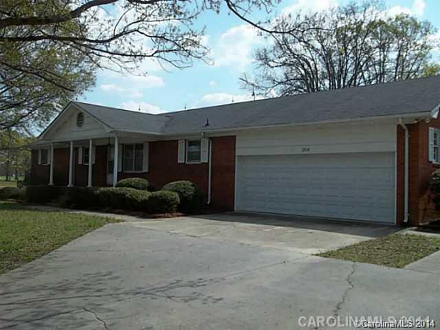 2 Acres with Full-Brick Home. 3BR,2BA, Spacious Family Room and Kitchen, Large Laundry/Utility Room.
Looking for a quiet country atmosphere? This may be your answer!