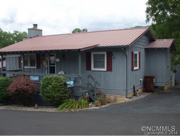 Your mountain cabin getaway.This 2/2 is maintenance free. Master on main. Gas fireplc.Central AC/heat, fully furnished down to the dishes. Just bring your toothbrush and relax on your covered deck.Full access crawlspace/basement with workbench & washer /dryer. Secure established subdivision .A 55+community. Common space with picnic area. Close to all activities. HOA covers outside maintenance, yard, water, septic. EM to BA