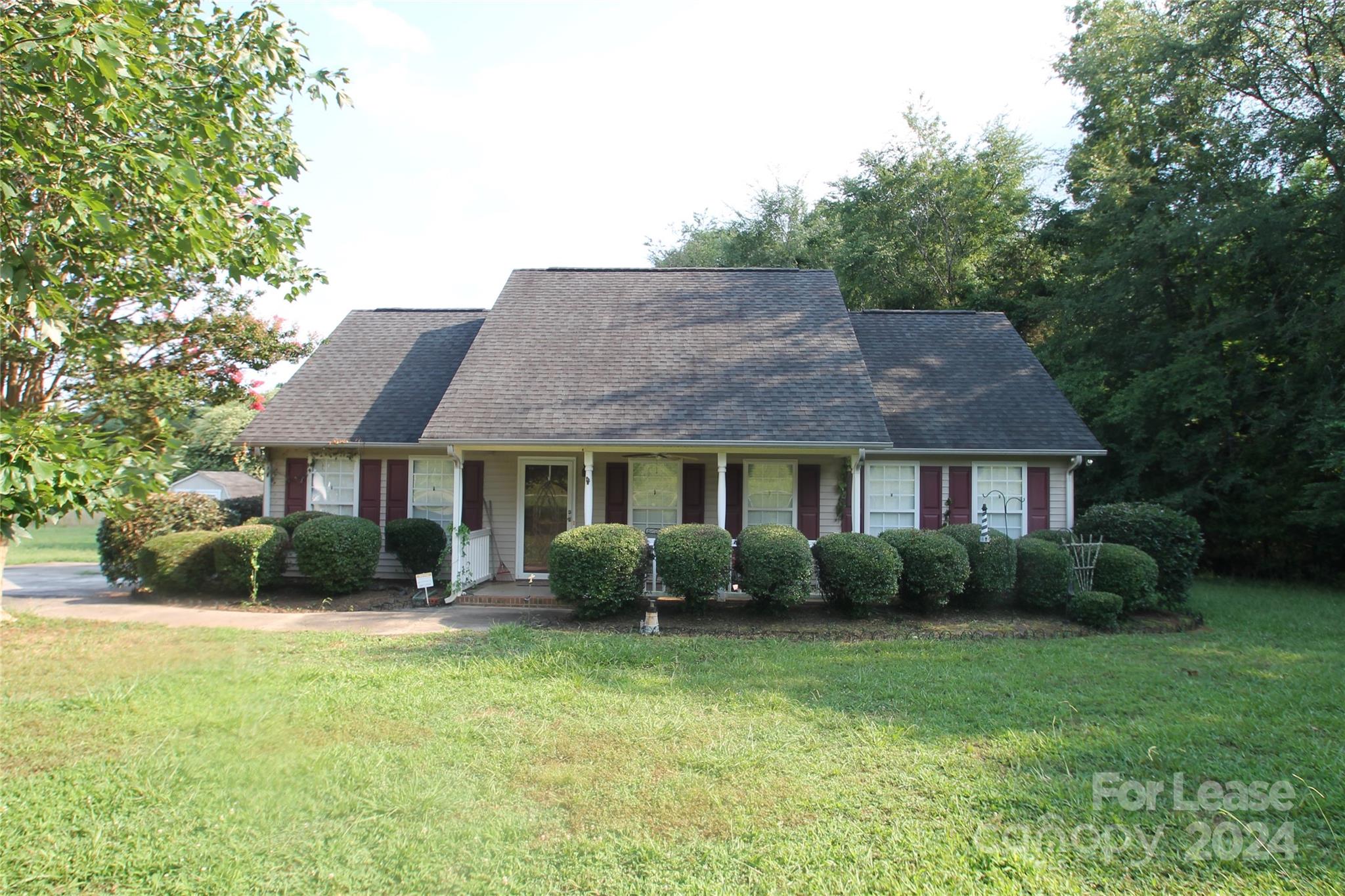 Cute House in the Country Setting in York, SC, 3 Bedrooms, 2 Bathrooms, Living Room with Vaulted Ceilings, Eat In Kitchen with Electric Range, Refrigerator and Dishwasher. Storage Building. Single Family Only.
No Smoking/No Vaping. Call Owner for All Pet Permission. Maximum Occupants 5.
Available NOW for viewing by key sign out from our office Monday-Friday 9am-4pm, except Holidays. Keys to be returned by 5pm same day. Requires $20 refundable deposit.