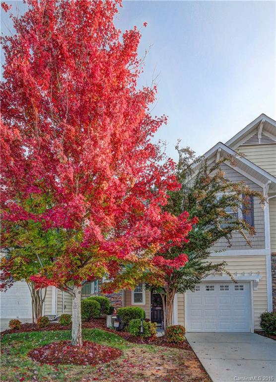 Well maintained townhome with 3 bedrooms and 2.5 baths.  Master features separate tub/shower, double vanities and large walk in closet.  Enjoy your private back yard from your screened in porch or grill out on attached patio.  Property is convenient to 77, schools, restaurants, medical facilities and shopping.