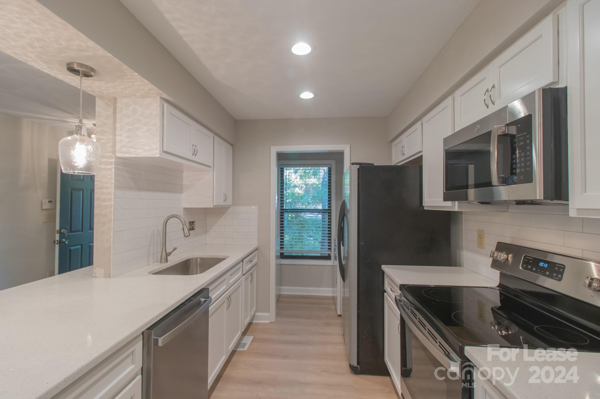 Beautiful 2bed/2bath Condo in desirable Fort Mill. This condo is one level with the deck overlooking the wooded backyard. Close to shopping and dinning.