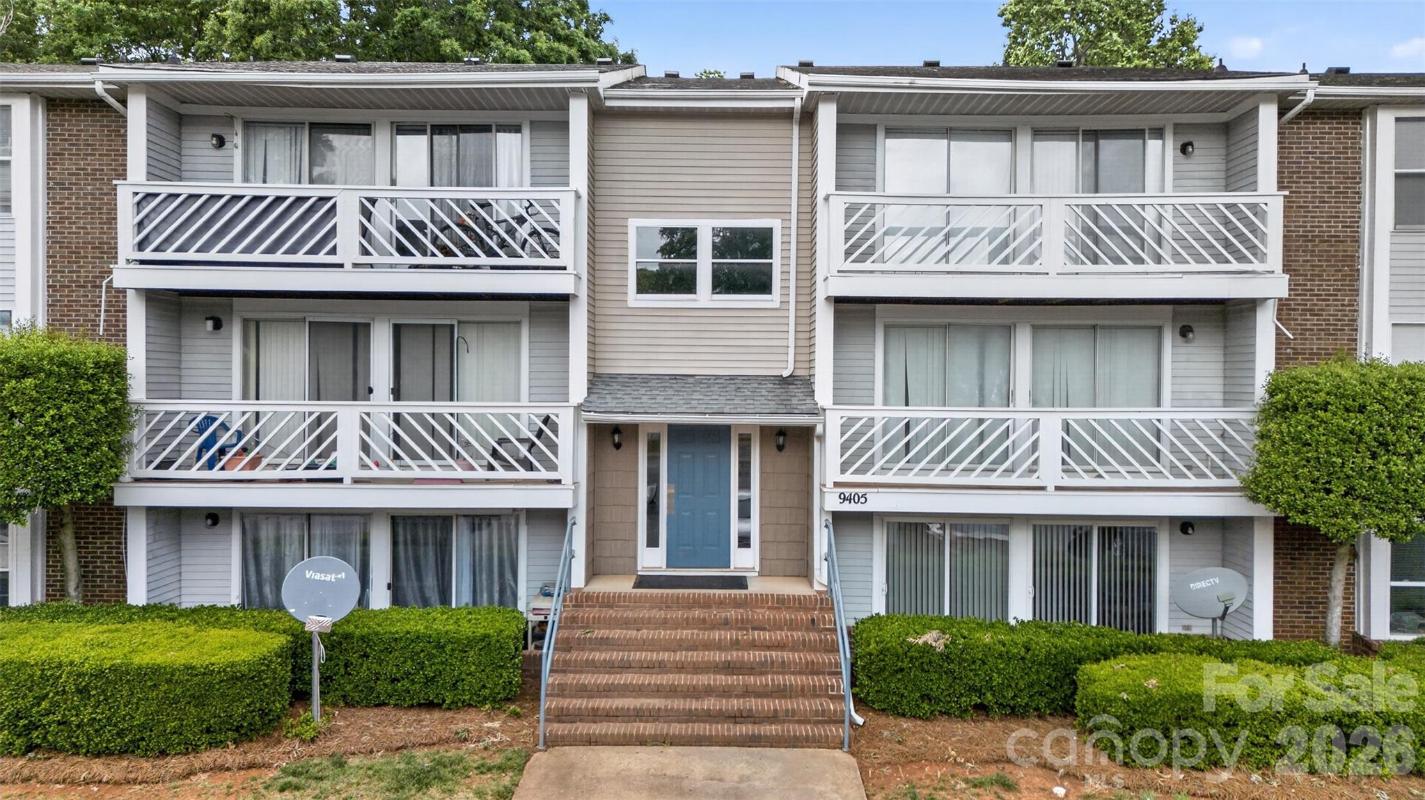 Spacious 2BR / 2BA first-floor condo with wood-laminate floors and an updated kitchen featuring a large breakfast bar—ideal for entertaining. Open great room offers abundant space for living and media or a home office setup. Sliding glass doors open to a covered porch for quick outdoor access. Primary suite includes a walk-in closet and private bath. Convenient ground-floor location, easy upkeep, and close to shopping, dining, and entertainment. Great value—move-in ready.