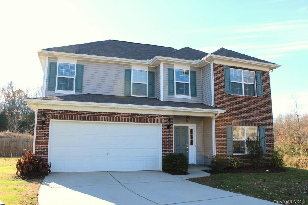 Living large in Lake Wylie! Enjoy this open plan with formal dining, large great room open to the kitchen and spacious breakfast area with lots of tile flooring. The owner’s retreat is on the main floor and you’ll have 4 more bedrooms and a bonus room upstairs. All nestled at the end of the cul-de-sac with a privacy fence.  This is a York address but in the Clover School district. Community pool.