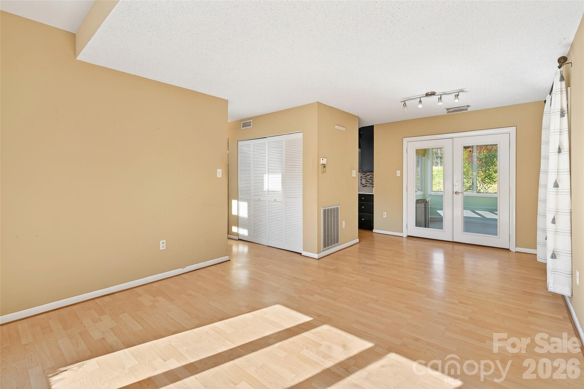 The Lynx Condominium - Residential