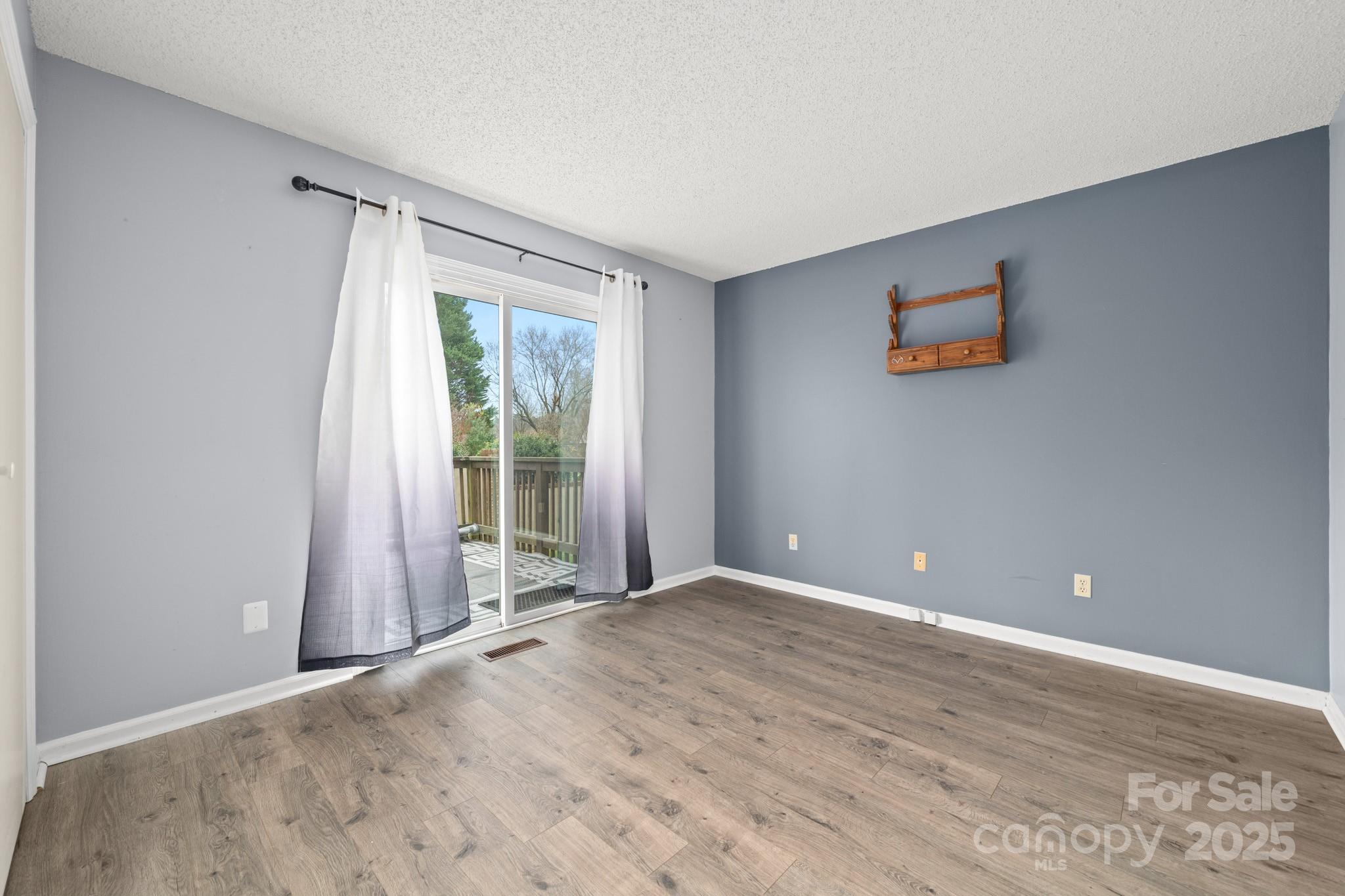 Colonial Manor - Residential