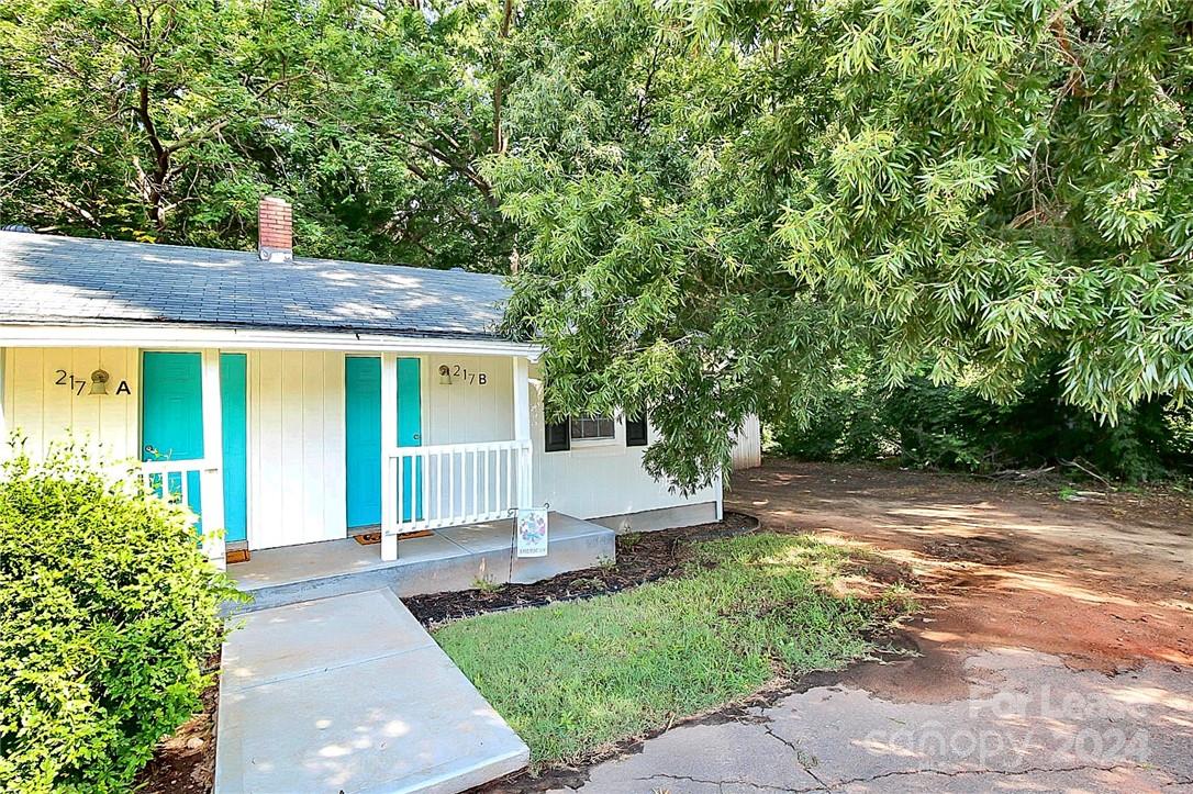 Adorable apartment available 1 July. Granite in kitchen and ceramic tile in bath.  Water and electric, lawn service included in rent. Small, fenced yard ideal for one small dog with deposit.  Walking distacne to grocery and shopping. Less than 1 mile to Old Town Fort Mill breweries and eateries. Quiet end of street with loads of privacy. Cute. cozy space.