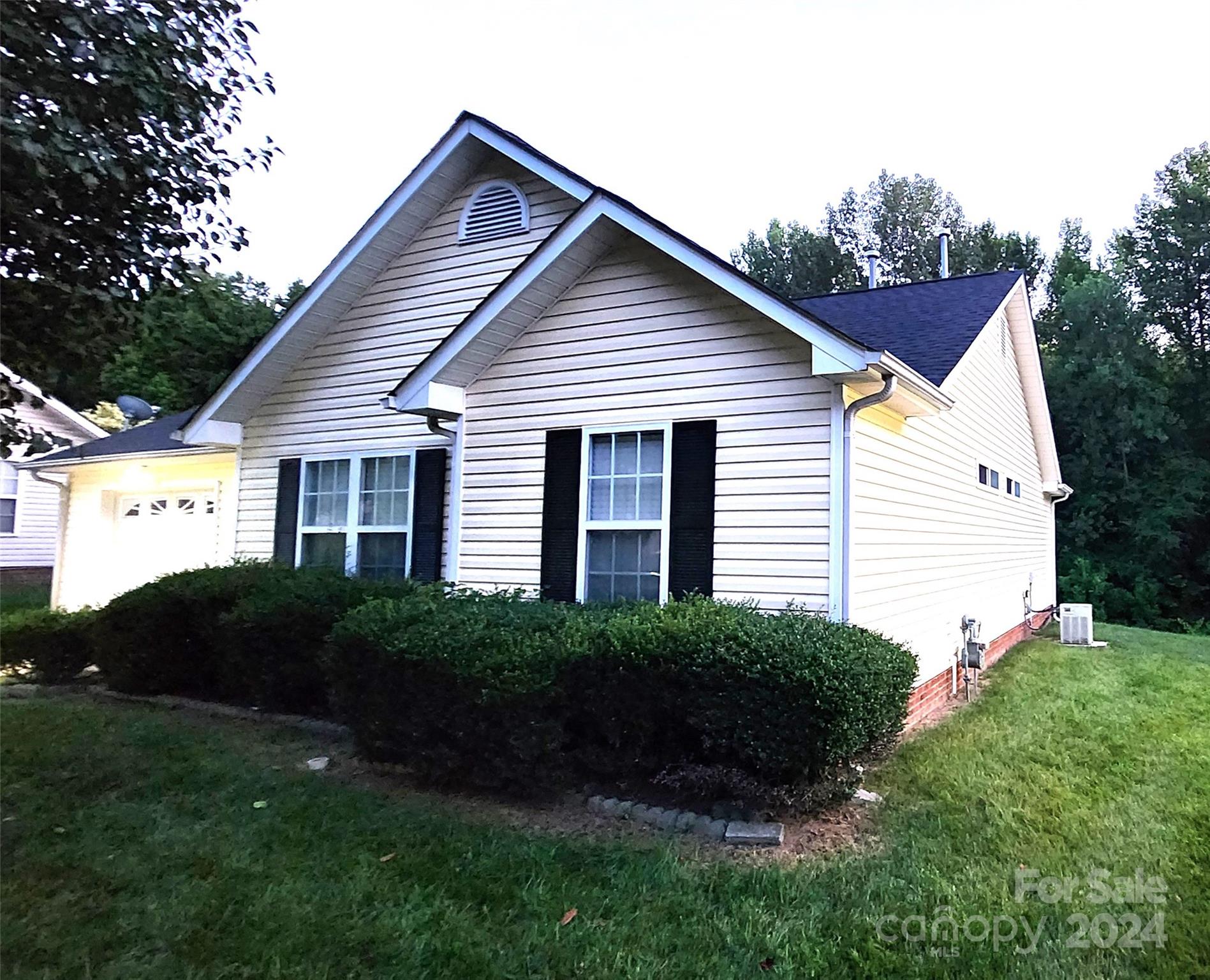 Verbal Offer Accepted. Well Kept 3 Bedroom 2 Full Bath Cul-De-Sac Ranch Style Home! Fresh Paint! Spacious Primary Suite with Tray Ceilings, Ceiling Fan, Garden Tub and a Big Walk-In Closet. Open Floor Plan with a Sizeable Kitchen, Dining Area, Huge Great Room with Vinyl Plank Flooring and High Vaulted Ceiling. Spacious Secondary Bedrooms. Nice Patio with cleared Backyard the backs up to a wooded area. Security Cameras and Video Doorbell will convey with an acceptable Offer. This one man not last long, schedule you showing today.