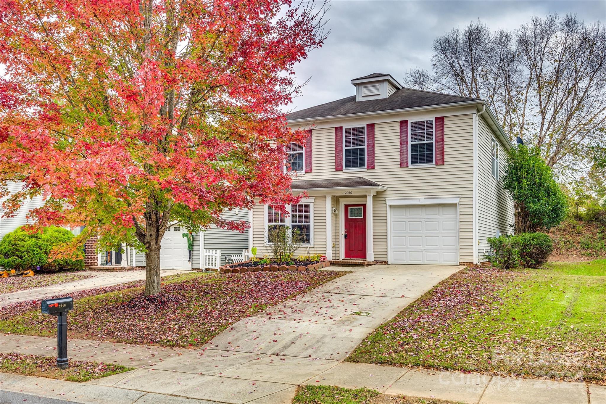 Highly desirable Waxhaw area, where charm meets convenience! This beautifully maintained two-story residence features 3 bedrooms and 2.5 baths. The heart of this home features an open kitchen that overlooks a spacious backyard. A generously sized master suite with a walk-in closet that makes organization a breeze.
Convenient to downtown, where you can stroll along tree-lined streets, explore local boutiques, and savor delicious dining options. Schedule Your Visit Today!
