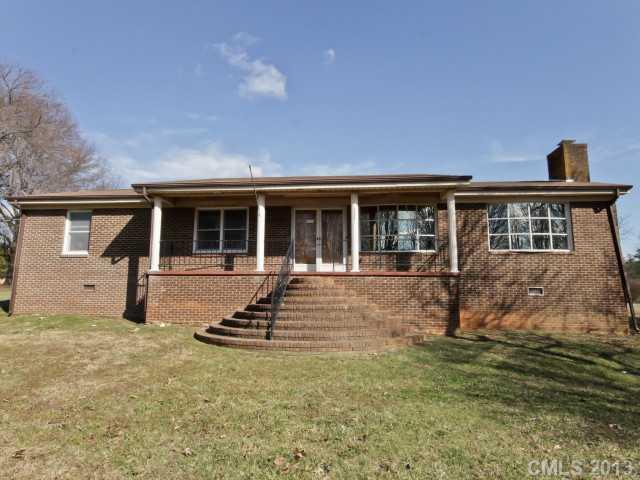Great Short Sale opportunity. Brick Ranch home w/ covered front porch & large deck! Open & Spacious layout. Large family room w/ ceiling fans & fireplace. Kitchen w/ breakfast bar open to dining area & family room. Dining area has access to deck & laundry area. Great size BDRMs w/ ceiling fans. Spacious Master BDRM w/ private bath. HUGE Detached 2 car garage/workshop (240 volt)! Awesome size lot!