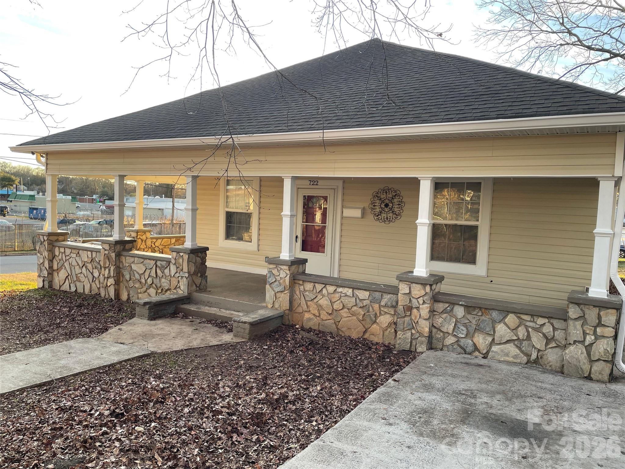 Excellent opportunity for a move in ready starter home near Uptown Shelby.  Very close to up and coming walking trail.  Home has tenants that are on month to month agreement.  Tenants can stay or go with a 30 day notice. Home has new floors and applicances.  Front rocking chair porch that is ideal for a new family to enjoy.  
Home features a small back deck and alot of natural light.