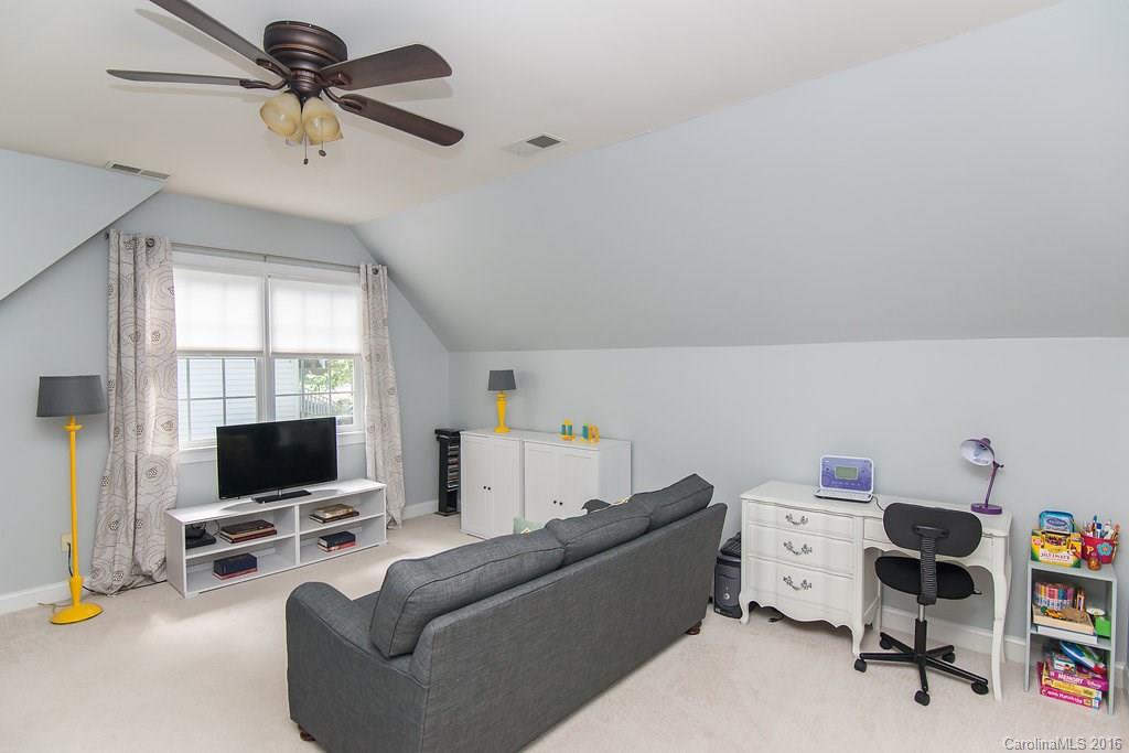 The Oaks On Providence - Residential