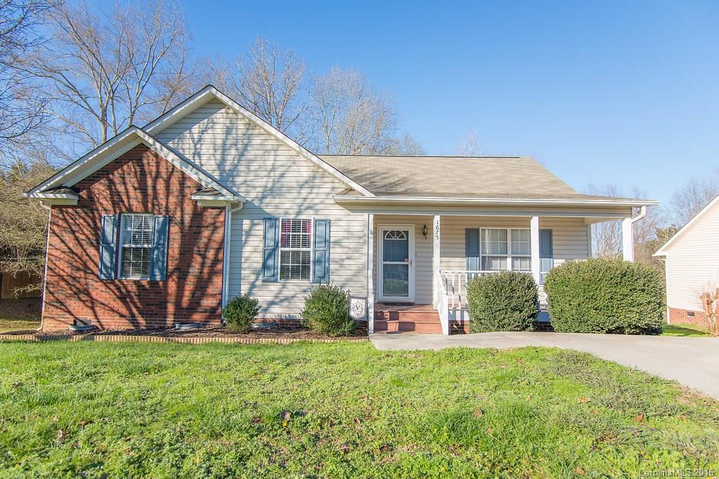 Immaculate, open floor plan with cathedral ceilings, new flooring throughout. Breakfast bar and dining area. Fenced backyard. Covered front porch. Cul-de-sac lot. New roof, HVAC, and walk in storage crawlspace.