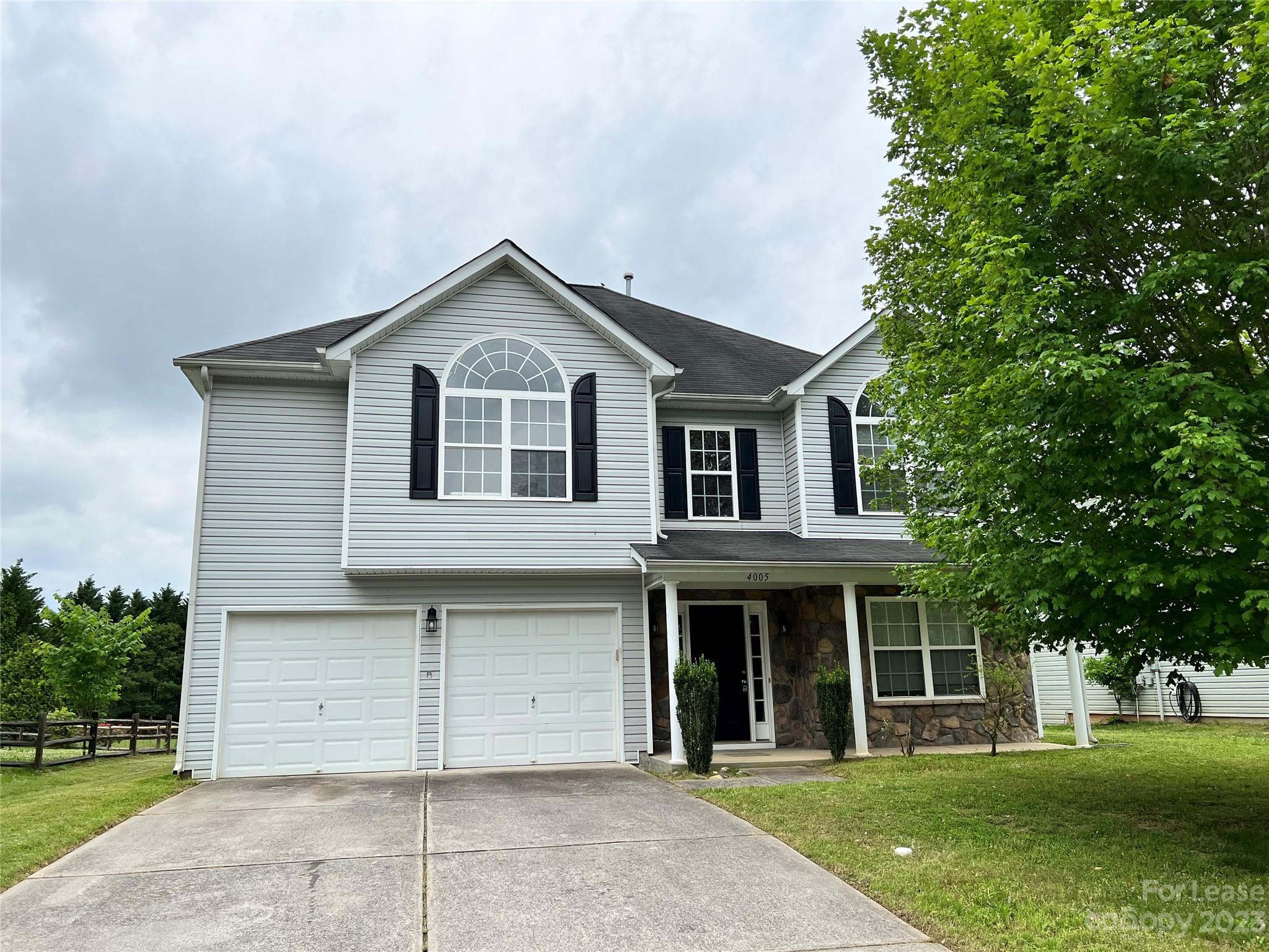 Convenient location in Indian Land, open floor plan, brand new kitchen appliances, large bedrooms upstairs. Move-in ready.