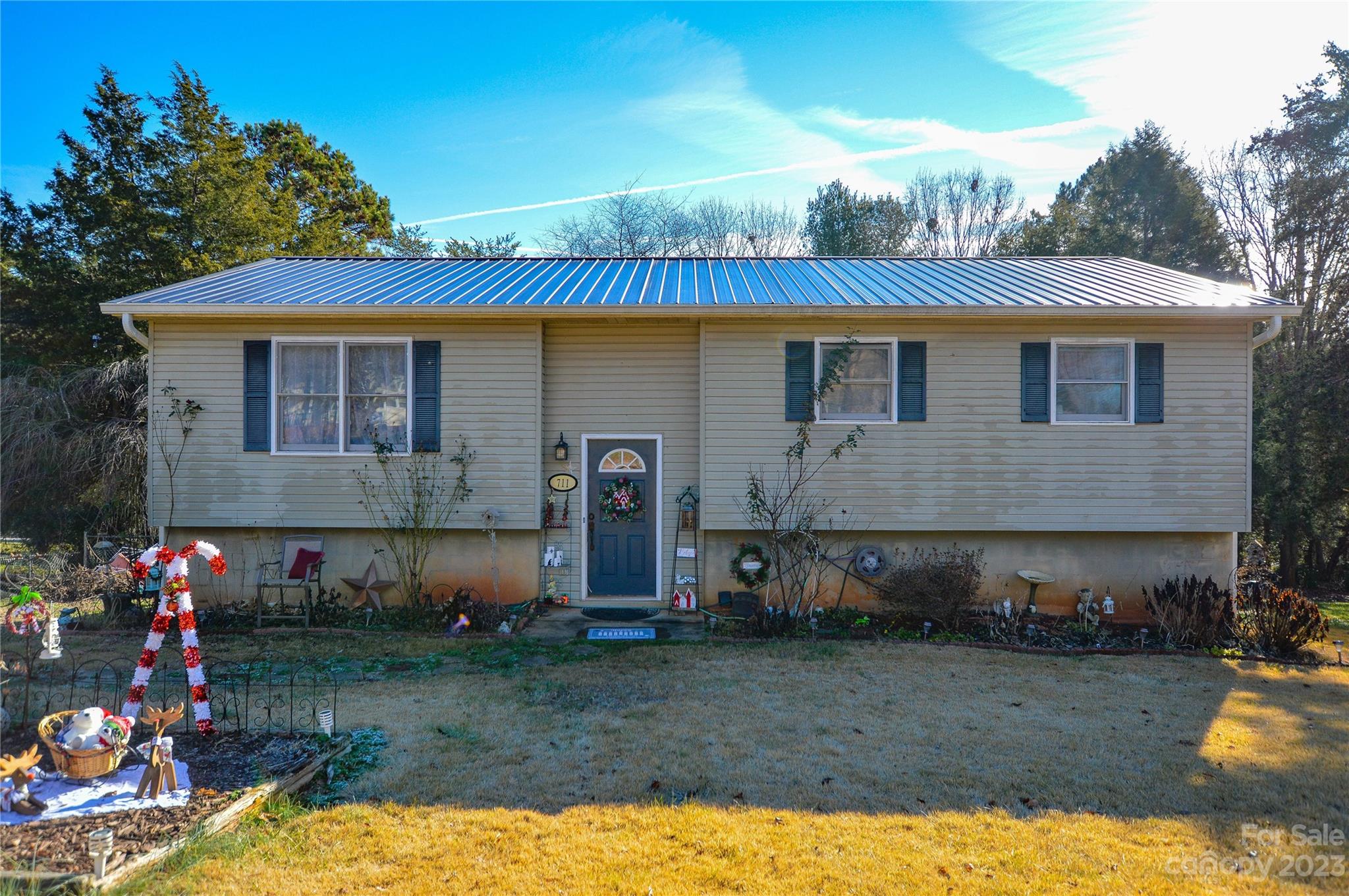 Welcome Home. This conveniently located home has an abundance of living space, with 4 Bedrooms and 3 Bathrooms. On the lower level, you will locate a bathroom, bathroom, den/playroom and storage space. Fully fenced in backyard and an enormous back deck, a perfect entertaining space. New roof in 2019. Over 2000sqft for less than 250K.