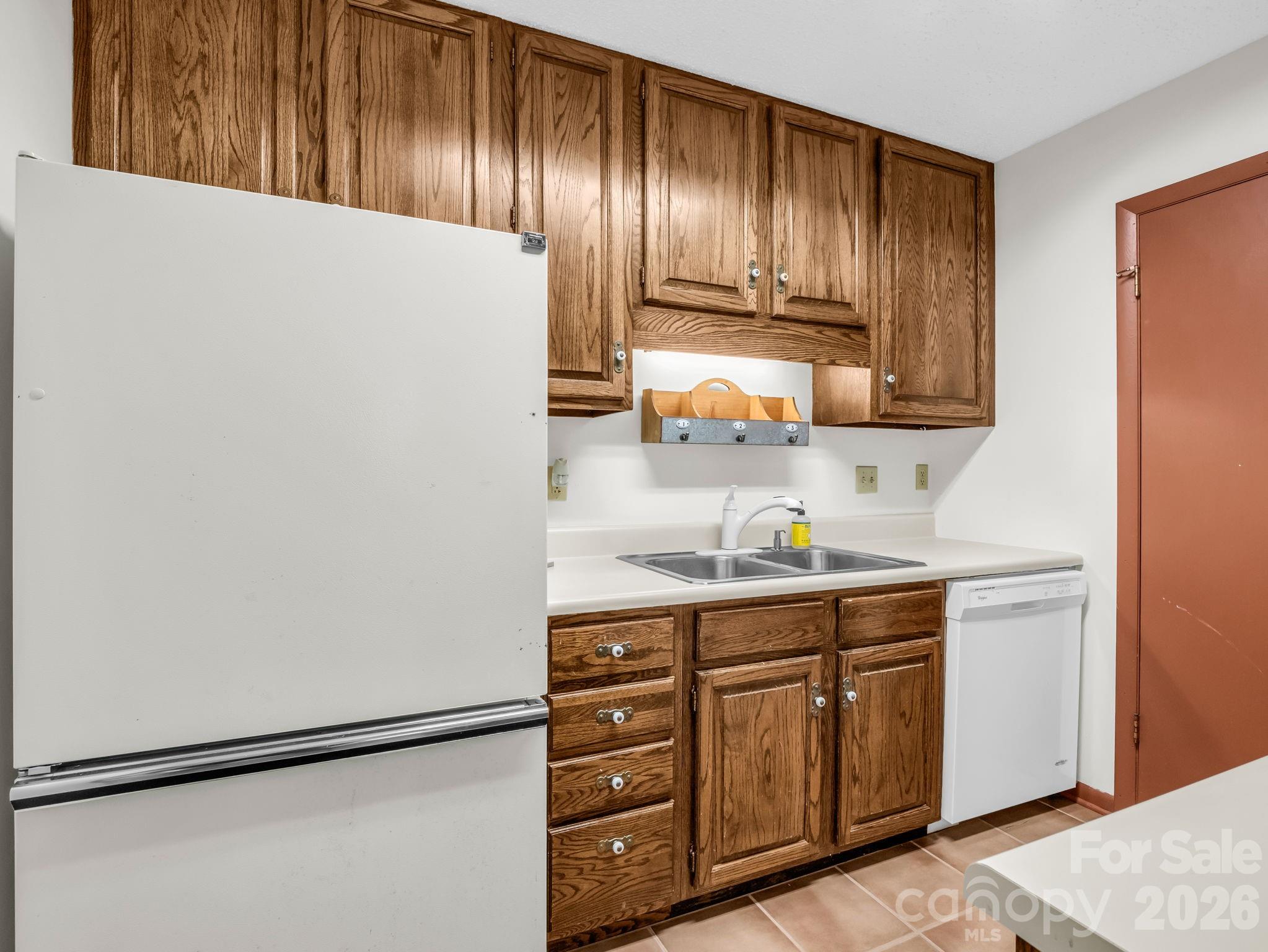 The Lynx Condominium - Residential