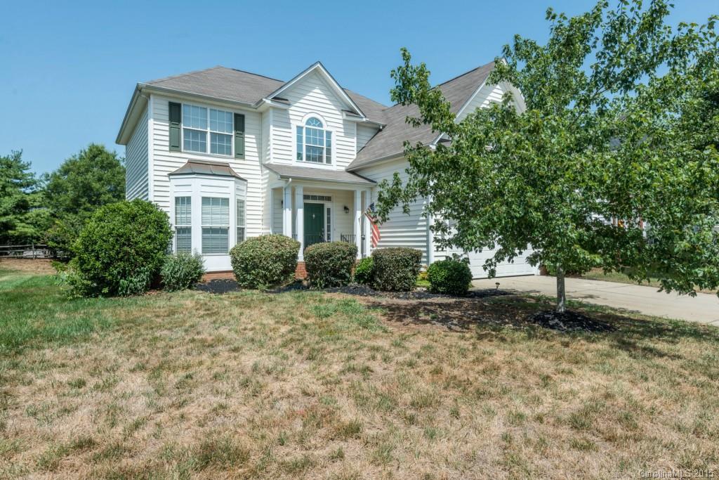 Rare opportunity in Somerset!  5 bedroom 2.5 bath home in popular swim and tennis community. Gorgeous 2 story foyer with curved staircase.  Formal living and dining rooms, plus family room and breakfast nook!  Kitchen is open to the great room.  Hardwoods in foyer and new hardwoods in the living and dining rooms.  Master Bedroom has trey ceiling. Master bath has garden tub.  His and Hers walk in closets!! Minutes from Blakeney, Ballantyne and Stonecrest.  Move in ready!