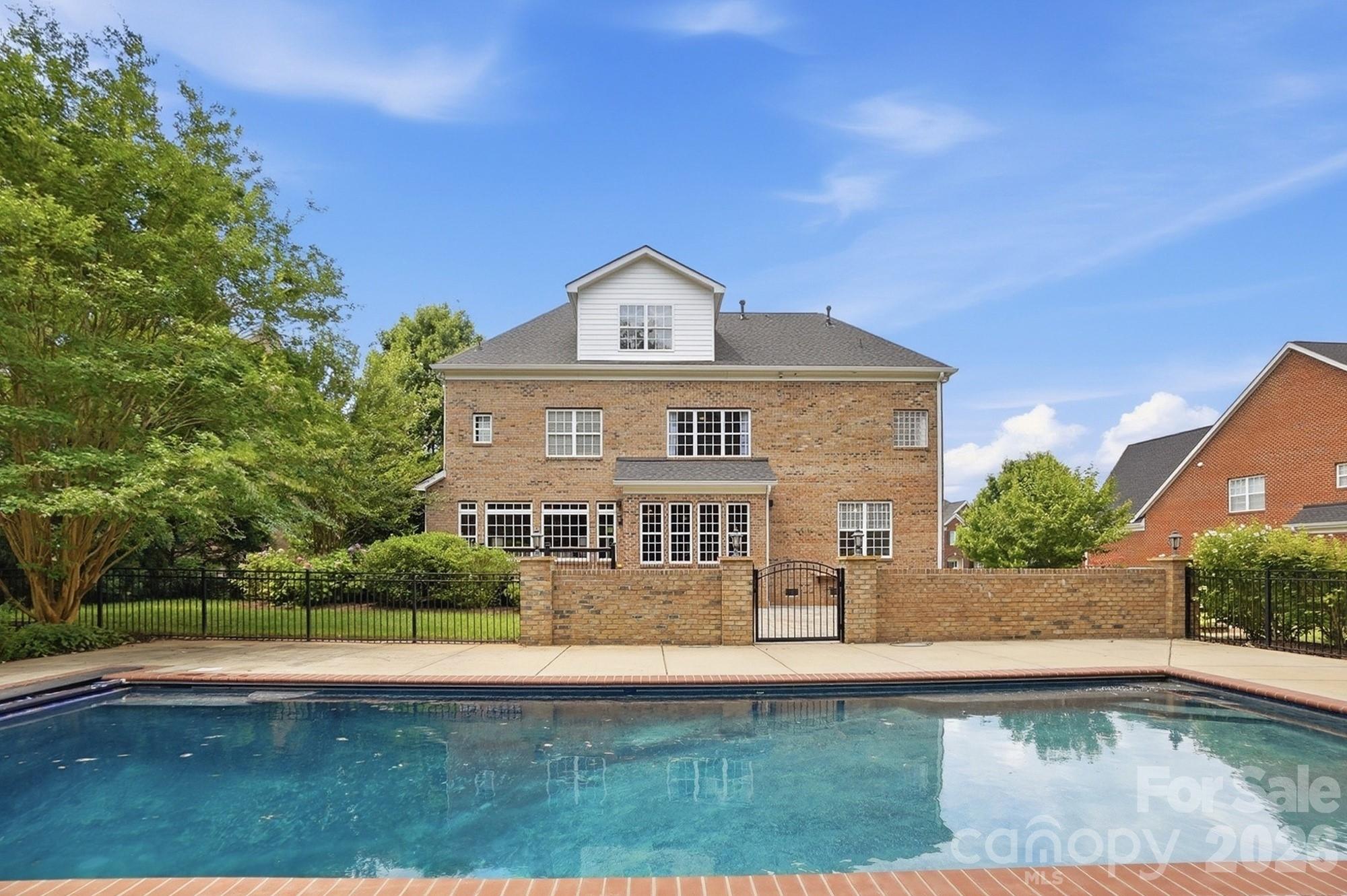 Hollister - Residential