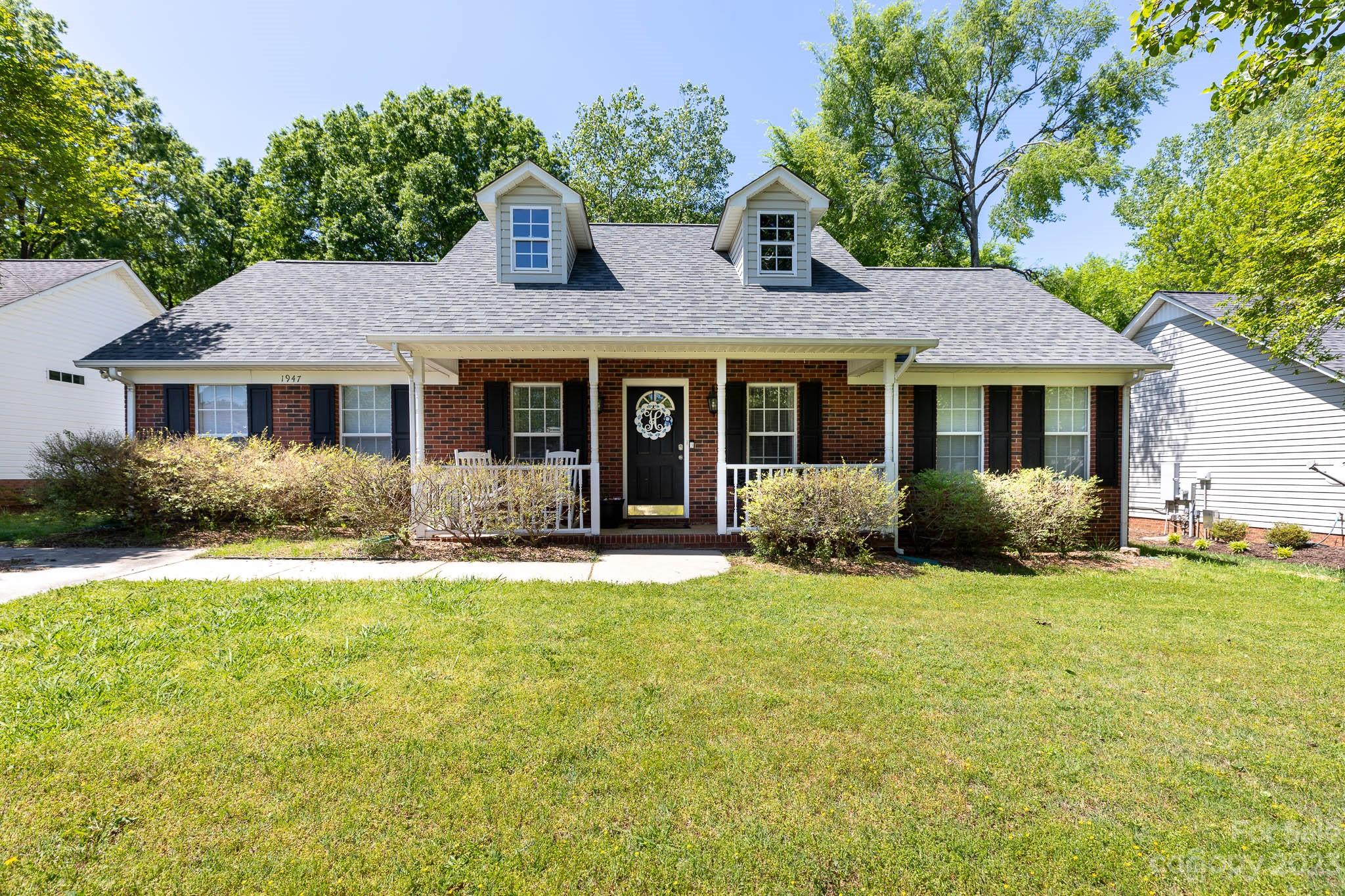 Beautiful 3 Bedroom, 2 Bath move in ready home. Vaulted ceiling in the large great room. Updated flooring in great room and bedrooms. Primary bedroom with tray ceiling and walk-in closet. Primary Bathroom with double sink, garden tub and separate shower. Lots of cabinet space in the kitchen. Water heater is less than a year old. Split bedroom plan. Step out back and you will find a patio and a privacy fenced in back yard. All this and it is convenient to I-77 and shopping.