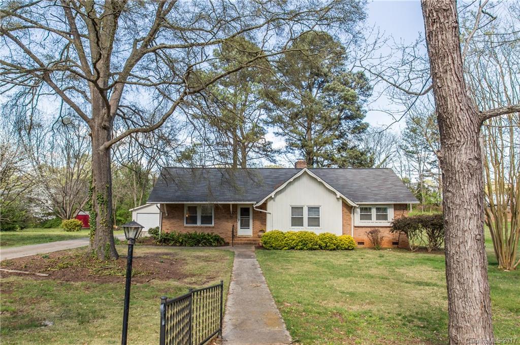Beautiful Ranch home in Swan Meadows, with 4 bedrooms and 2 1/2 baths. Detached 2 car garage with workshop behind, large screened in porch off of the eat in kitchen. Walking distance to elementary schools.