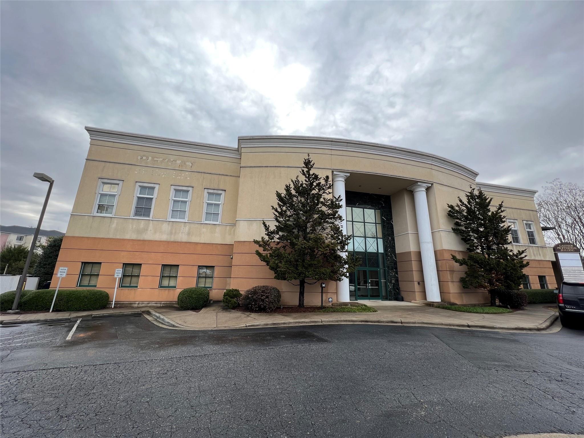 146 sqft office available for lease in Mooresville!